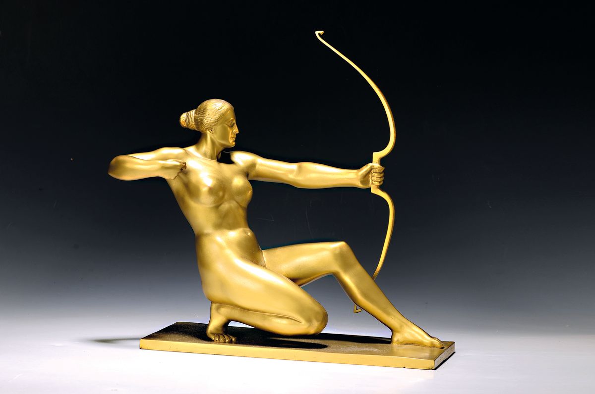 Große Bronzeskulptur von Carl Neuhaus, 1881 Witzenhausen-1929 Düsseldorf, Bogen schießende Amazone, goldfarben patiniert, signiert und dat. ...
