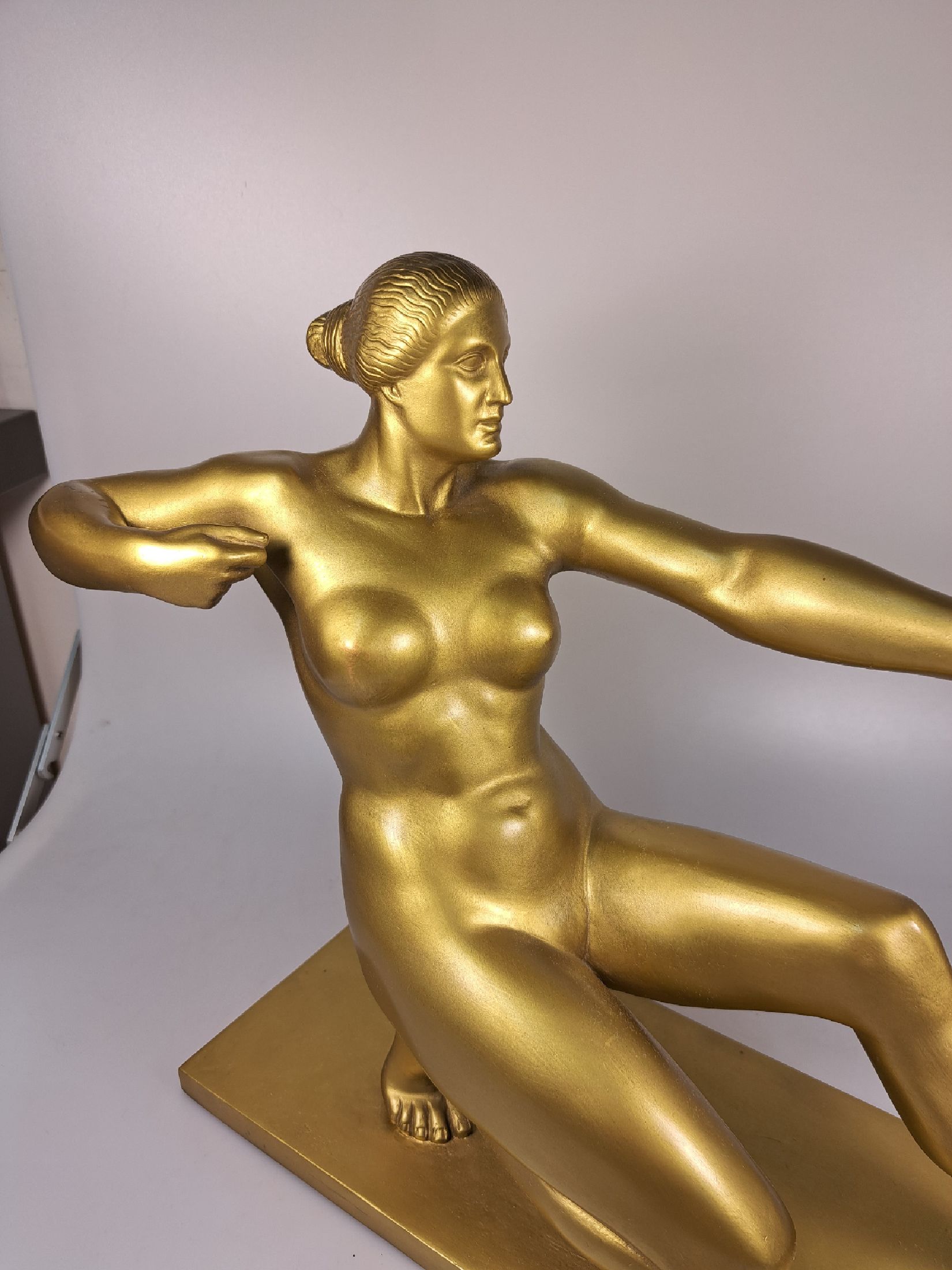 Detail a: Große Bronzeskulptur von Carl Neuhaus, 1881 Witzenhausen-1929 Düsseldorf, Bogen schießende Amazone, goldfarben patiniert, signiert und dat. ...