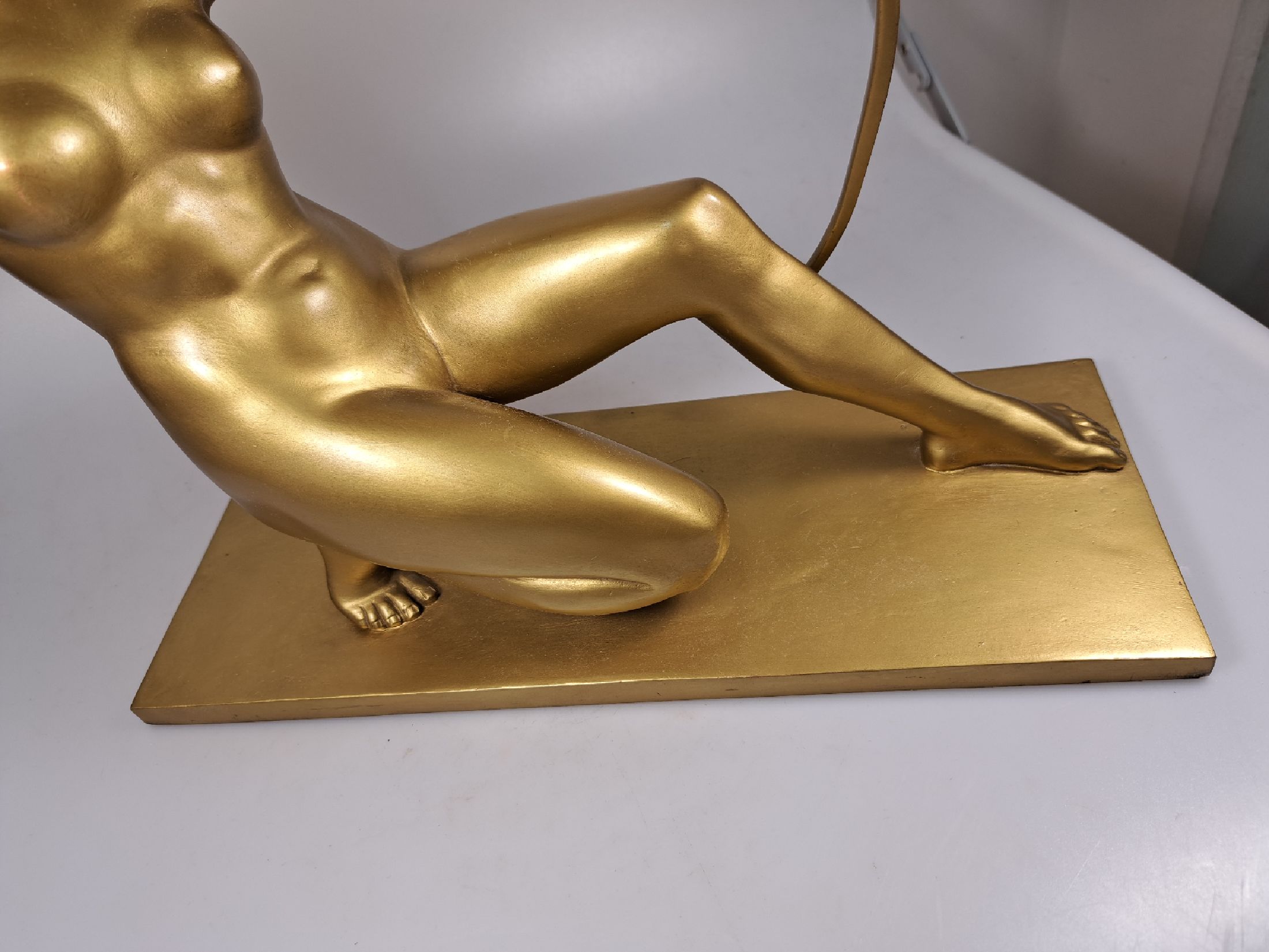 Detail b: Große Bronzeskulptur von Carl Neuhaus, 1881 Witzenhausen-1929 Düsseldorf, Bogen schießende Amazone, goldfarben patiniert, signiert und dat. ...