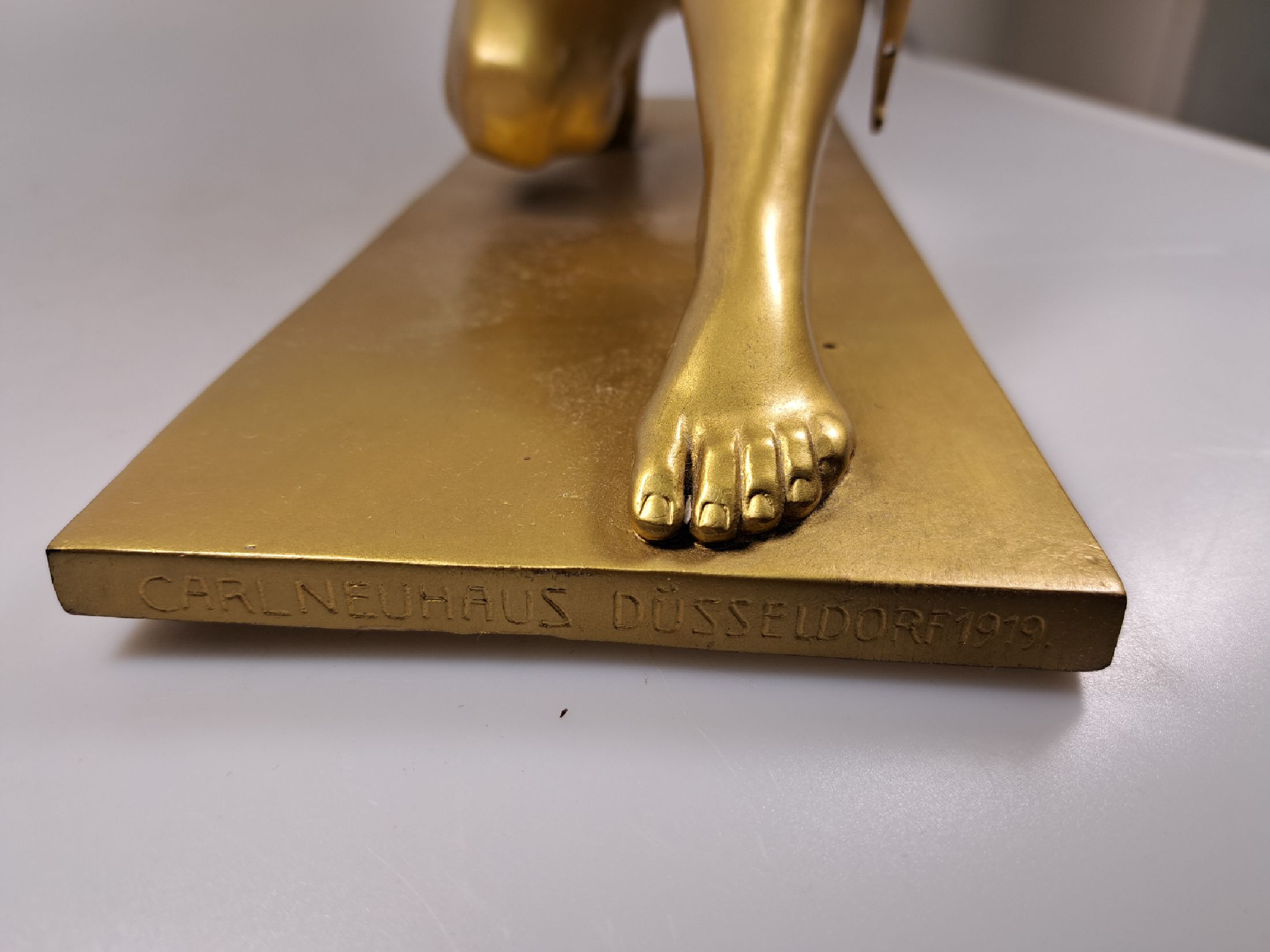 Detail c: Große Bronzeskulptur von Carl Neuhaus, 1881 Witzenhausen-1929 Düsseldorf, Bogen schießende Amazone, goldfarben patiniert, signiert und dat. ...
