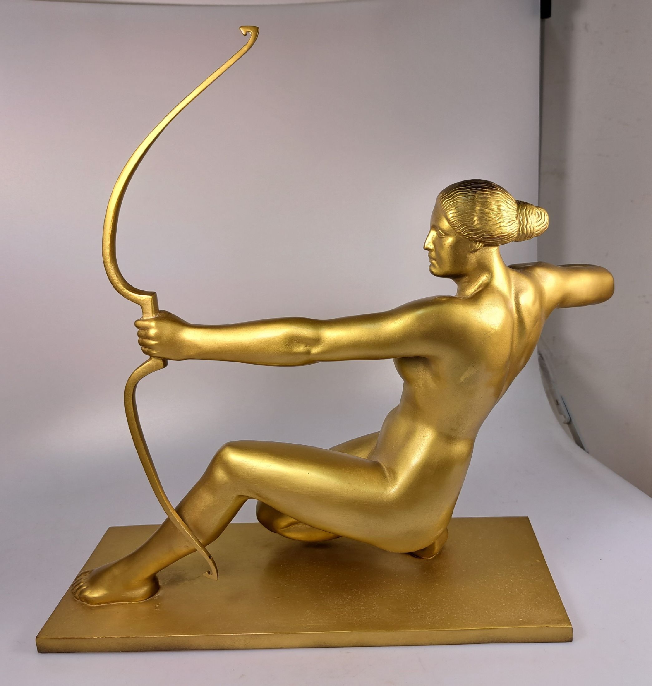 Detail d: Große Bronzeskulptur von Carl Neuhaus, 1881 Witzenhausen-1929 Düsseldorf, Bogen schießende Amazone, goldfarben patiniert, signiert und dat. ...