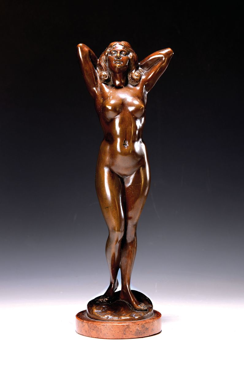 Bronzefigur von Gyula Maugsch, 1892-1946 Ungarn, stehender weiblicher Akt mit hinter dem Kopf verschränkten Armen, signiert, H. ca. 35cm, ...