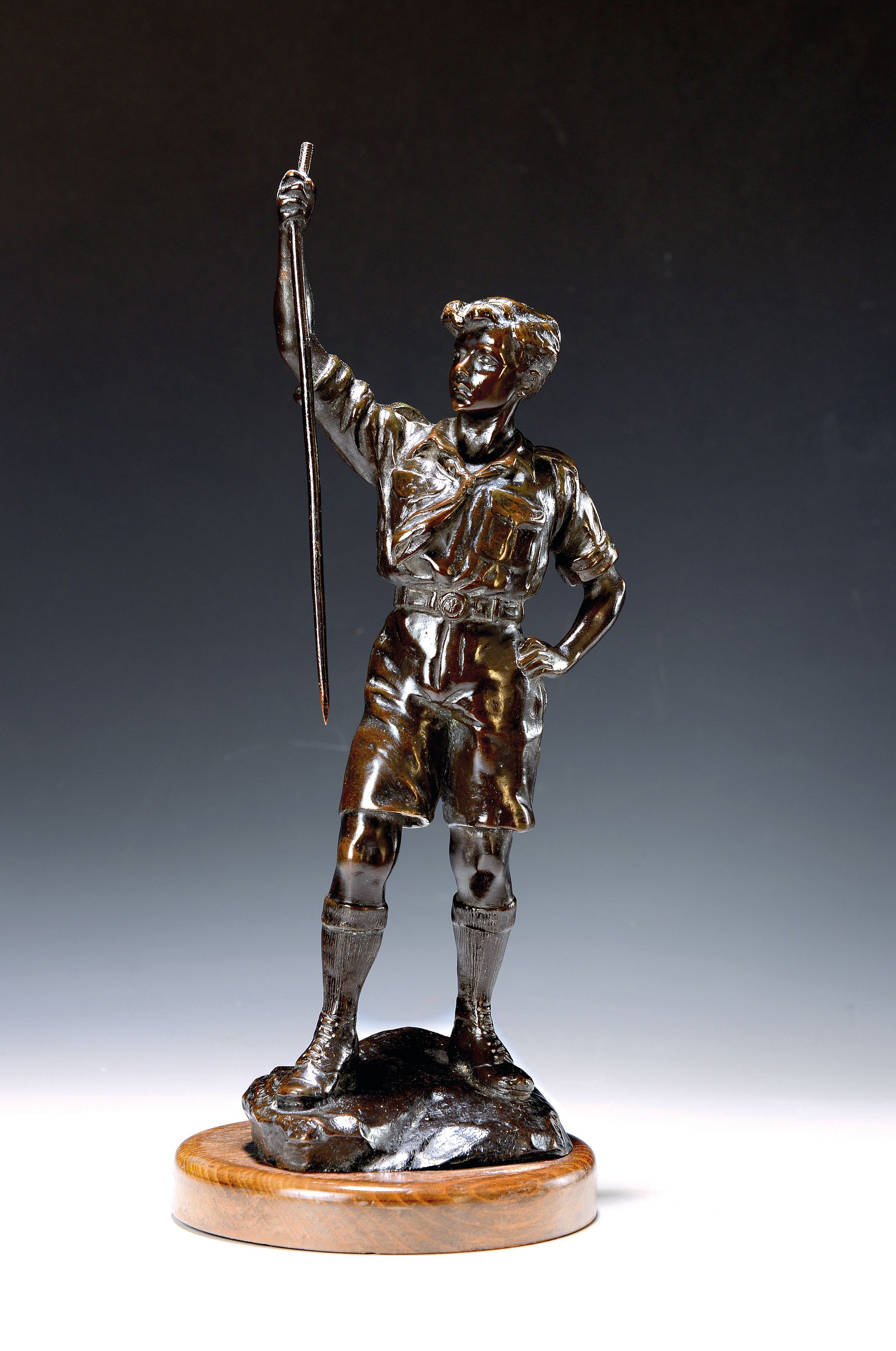 Bronzefigur von Gyula Maugsch, 1892-1946 Ungarn, Junge (wohl Pfadfinder) mit Wanderstab, signiert, Höhe ca. 35cm, Holzsockel sekundär; Gesamthöhe ...