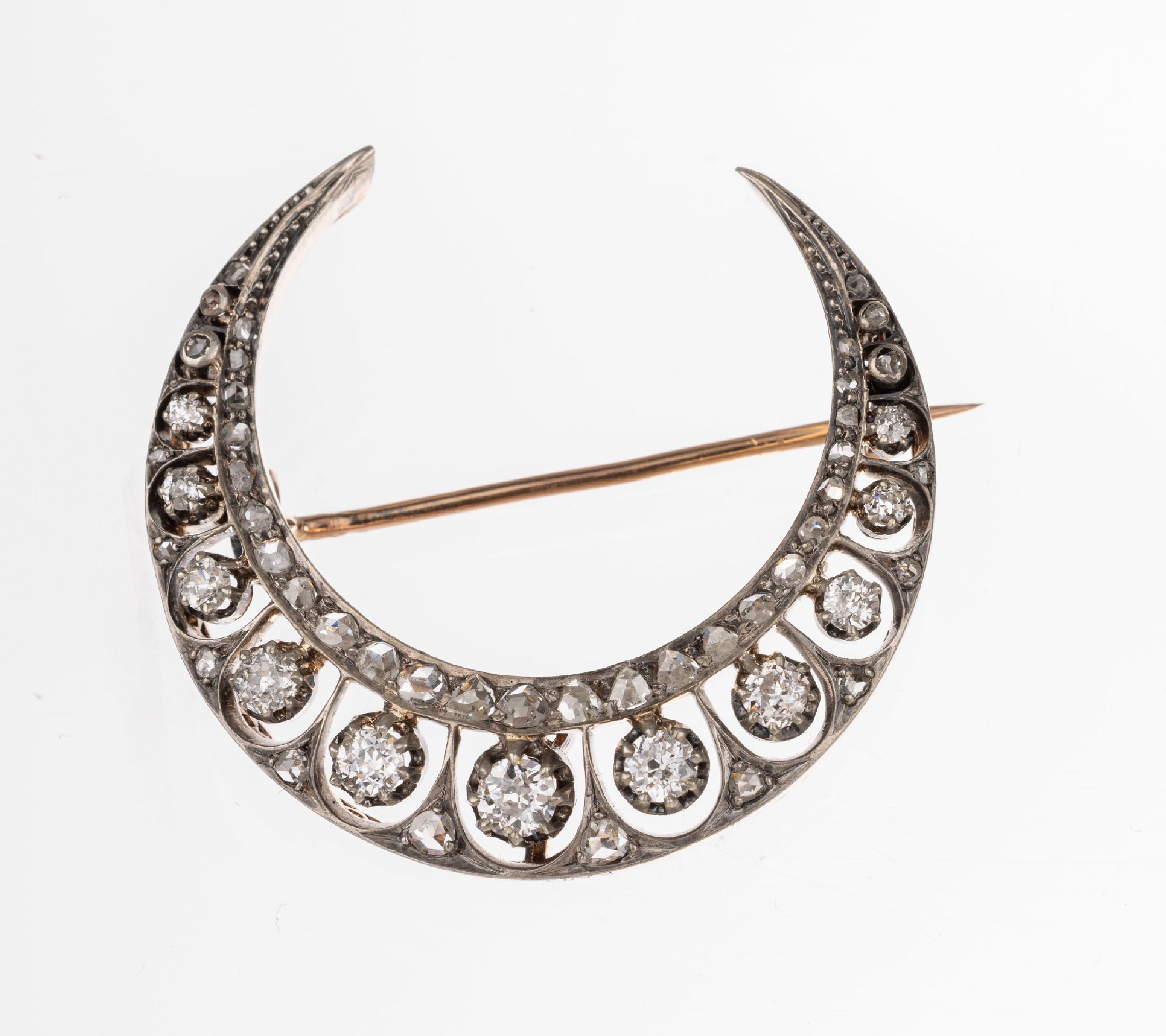 18 kt Gold und Silber Diamant Brosche, Frankreich um 1870/80, mondsichelförmig, 11 Altschliff-Diamanten und 41 Diam.-Rosen, in Silber, gefasst zus. ...