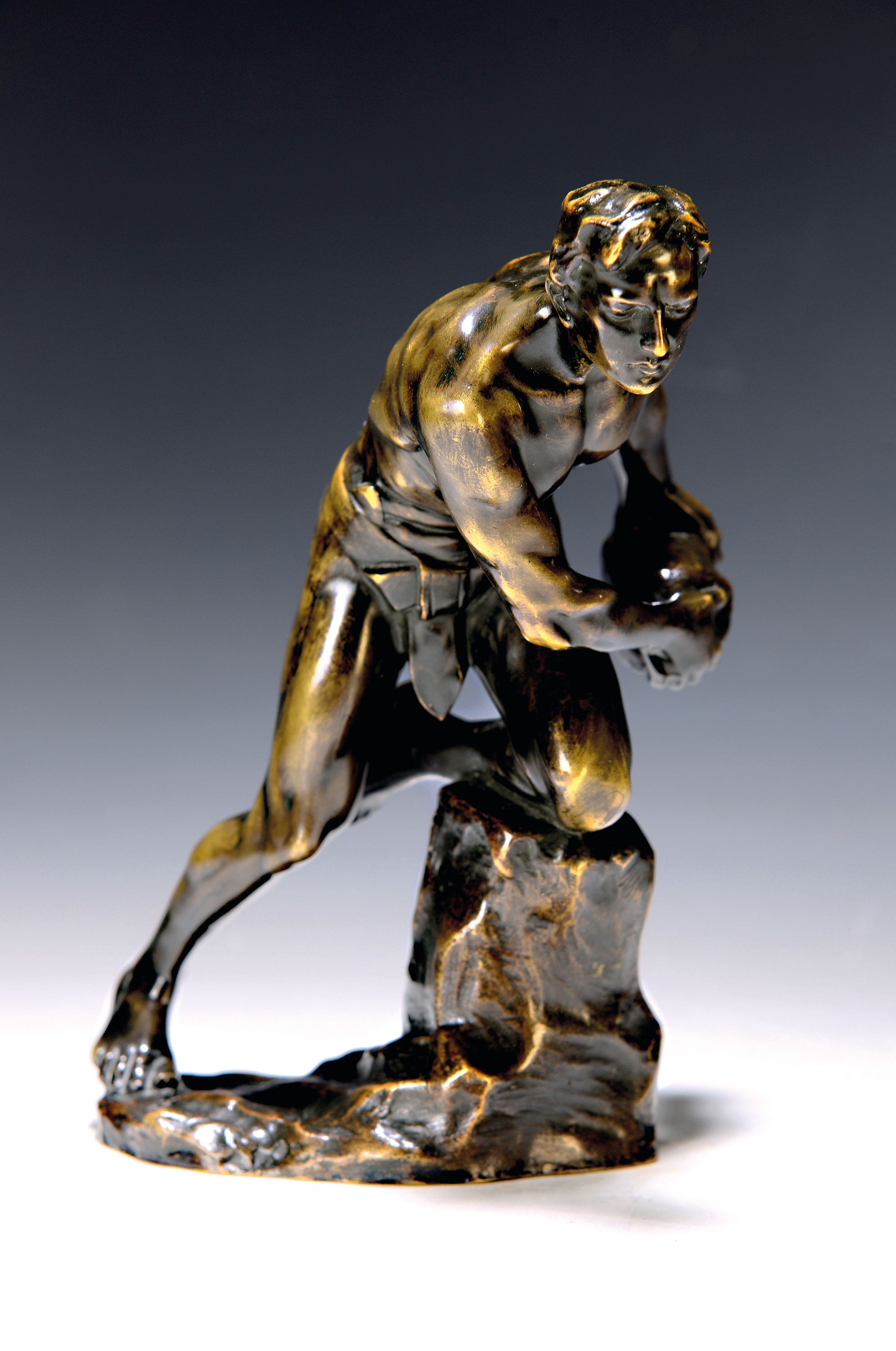Bronzeskulptur von Ferdinand Lügerth, 1885 -1915 Wien, Arbeiter mit Steinblock, signiert, Höhe ca. 20cm
