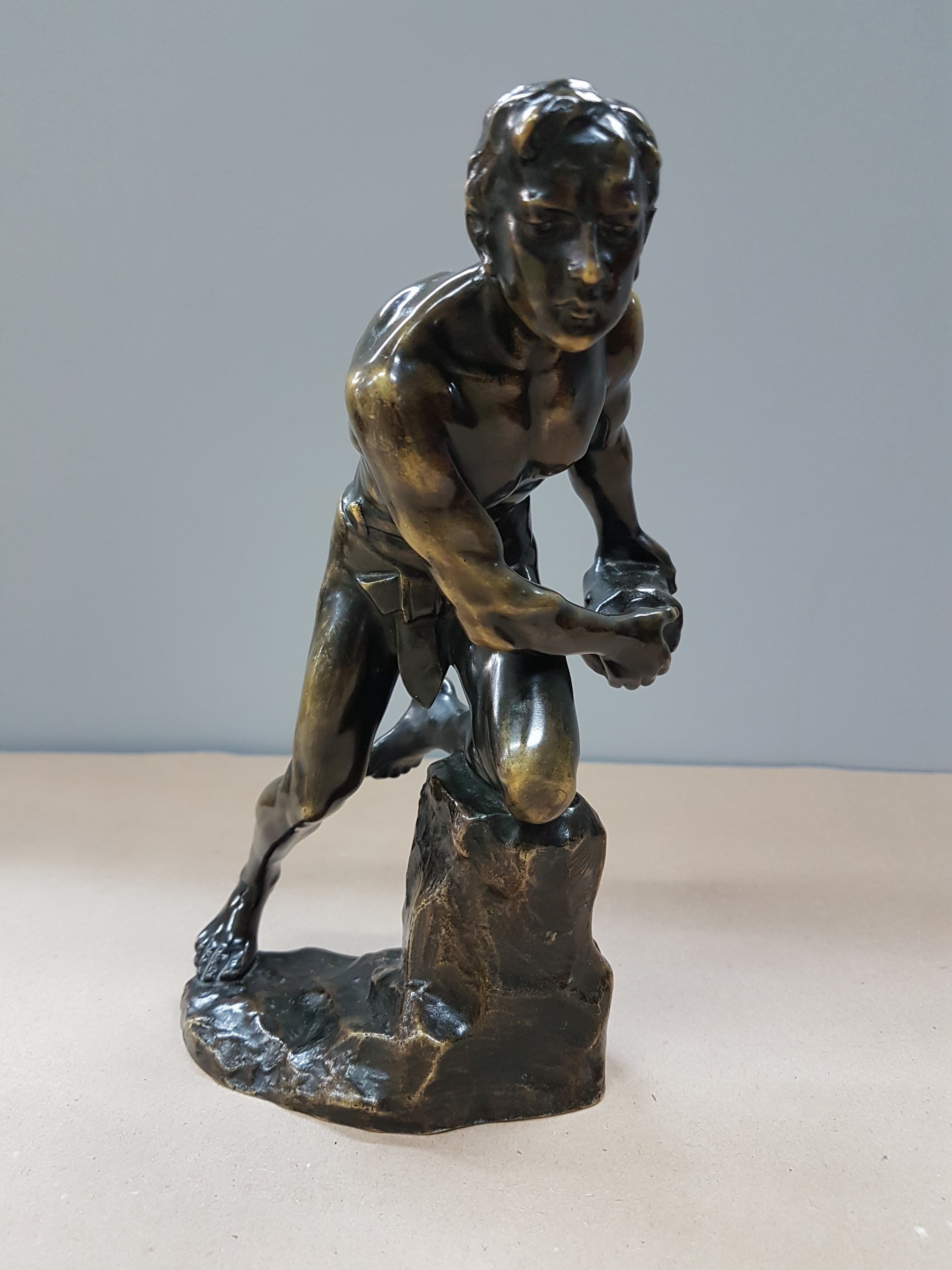 Detail a: Bronzeskulptur von Ferdinand Lügerth, 1885 -1915 Wien, Arbeiter mit Steinblock, signiert, Höhe ca. 20cm