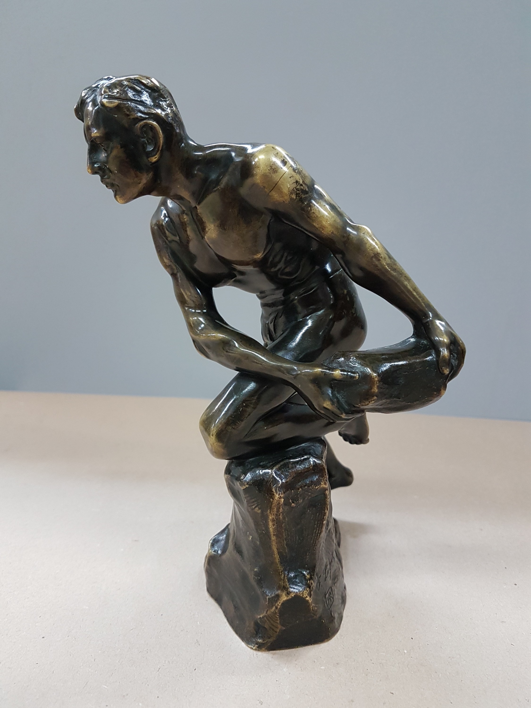 Detail b: Bronzeskulptur von Ferdinand Lügerth, 1885 -1915 Wien, Arbeiter mit Steinblock, signiert, Höhe ca. 20cm