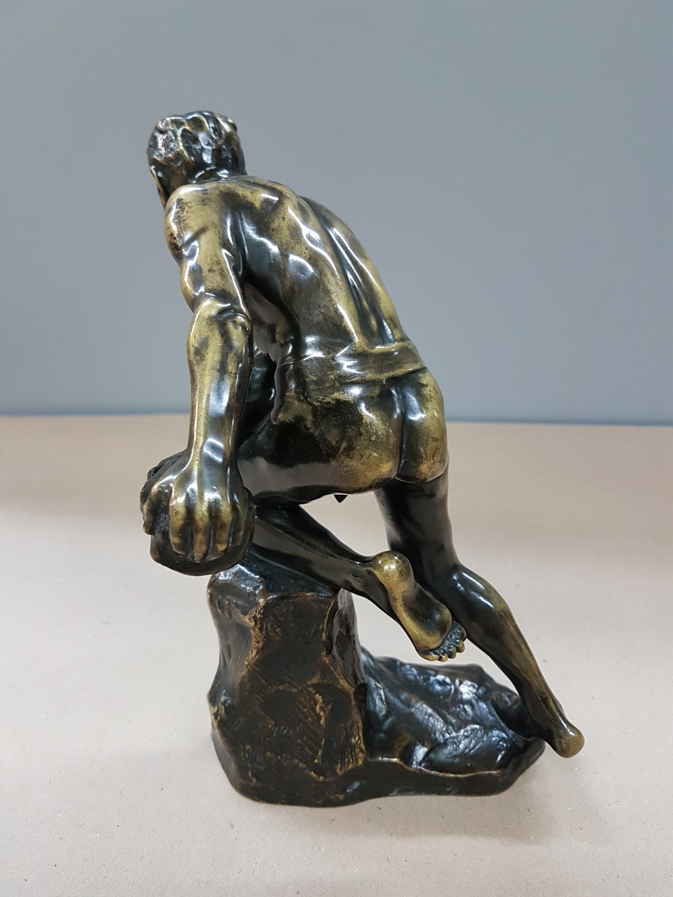 Detail c: Bronzeskulptur von Ferdinand Lügerth, 1885 -1915 Wien, Arbeiter mit Steinblock, signiert, Höhe ca. 20cm