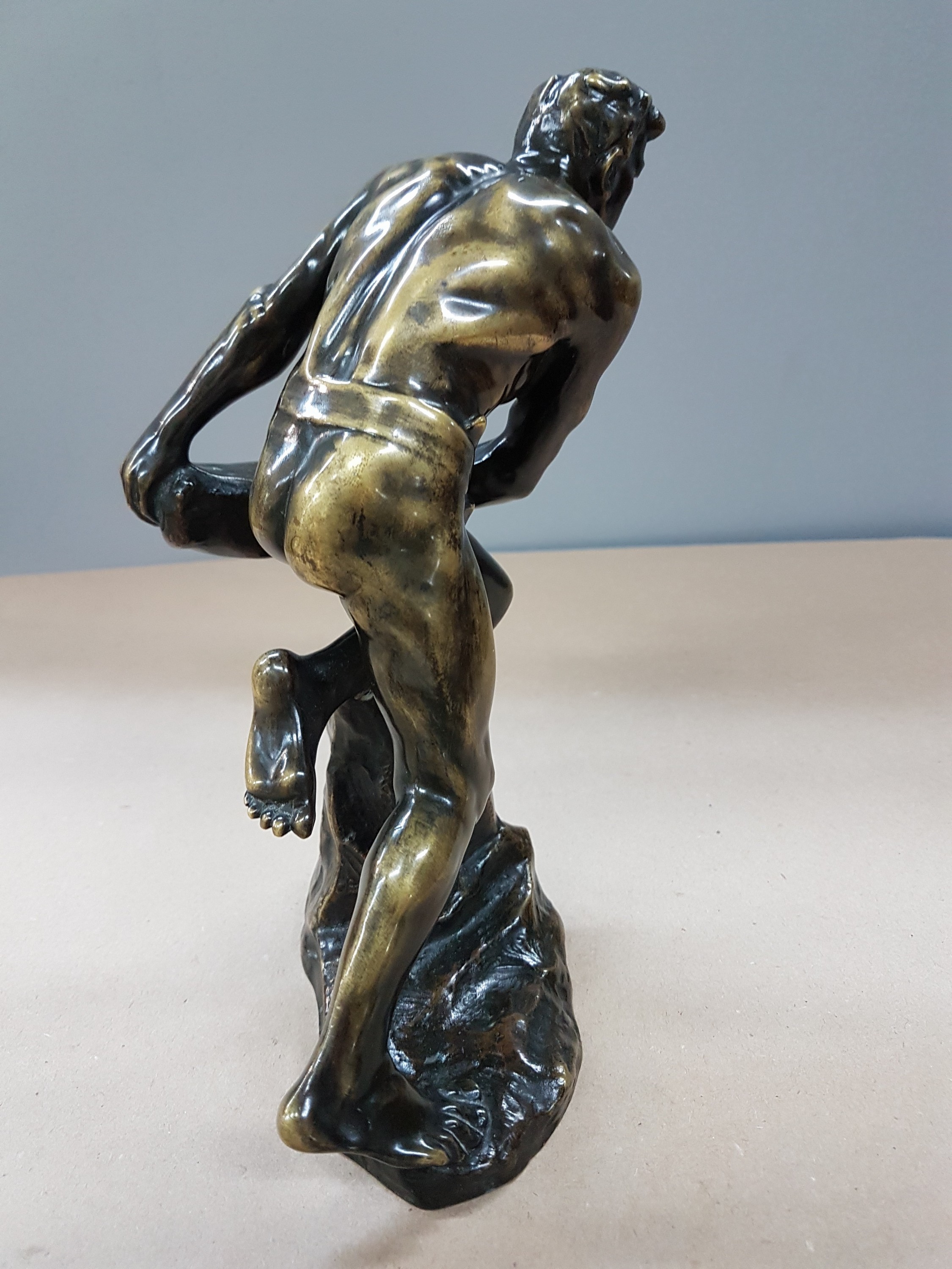 Detail d: Bronzeskulptur von Ferdinand Lügerth, 1885 -1915 Wien, Arbeiter mit Steinblock, signiert, Höhe ca. 20cm