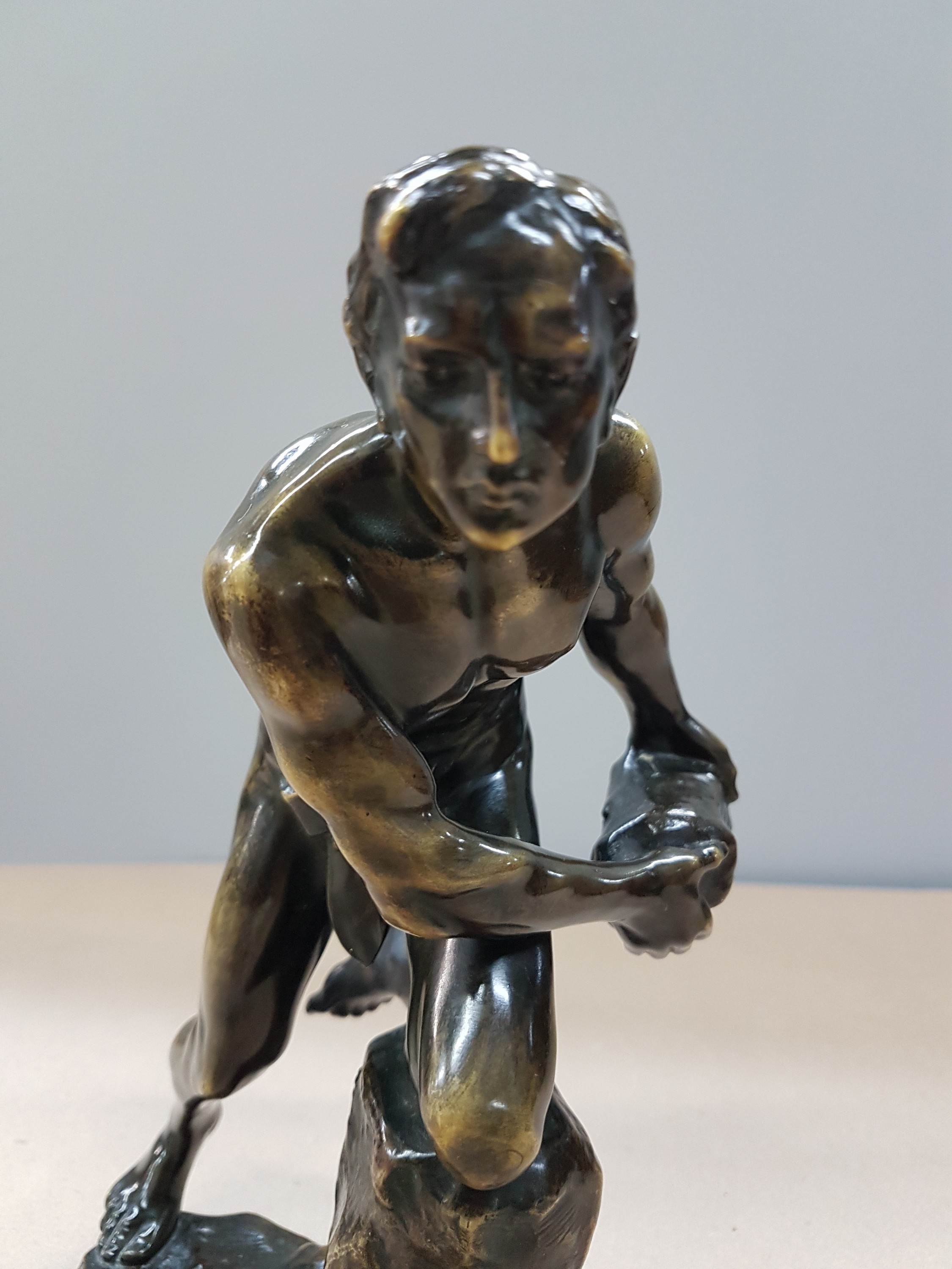 Detail e: Bronzeskulptur von Ferdinand Lügerth, 1885 -1915 Wien, Arbeiter mit Steinblock, signiert, Höhe ca. 20cm