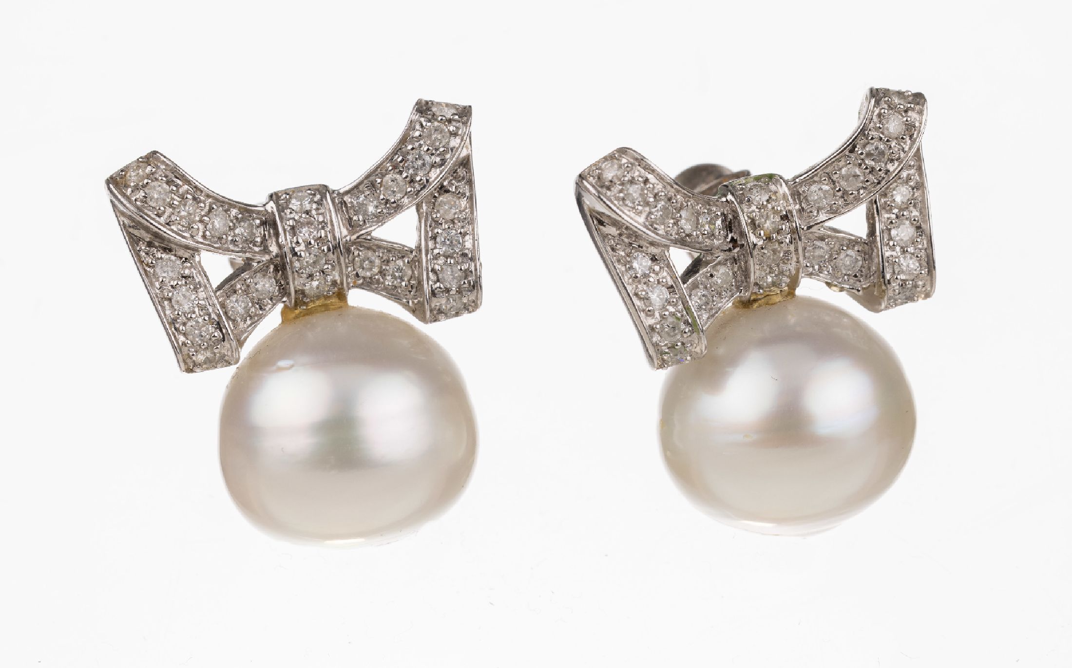 Paar 14 kt Gold Diamant Südseezuchtperl- Ohrstecker, WG 585/000, 2 weiße Perlen, D. ca. 15 mm, leicht barock, Oberteile in Schleifenform ...