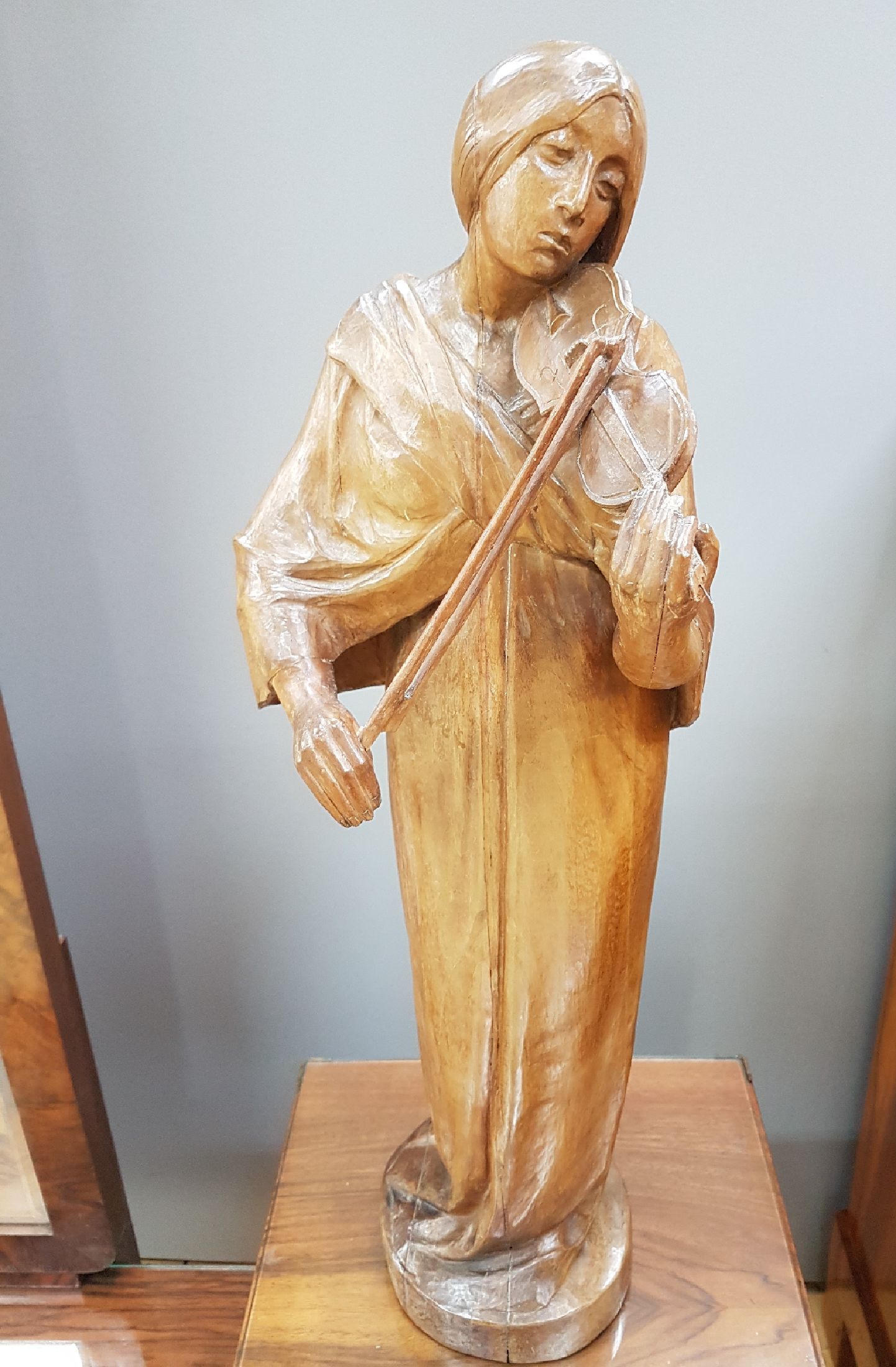 Detail a: Skulptur von Hugo Lederer, 1871 Znaim-1940 Berlin, stehende Violinistin, Lindenholz geschnitzt, leicht schwundrissig, Geigenbogen und -hals besch., ...