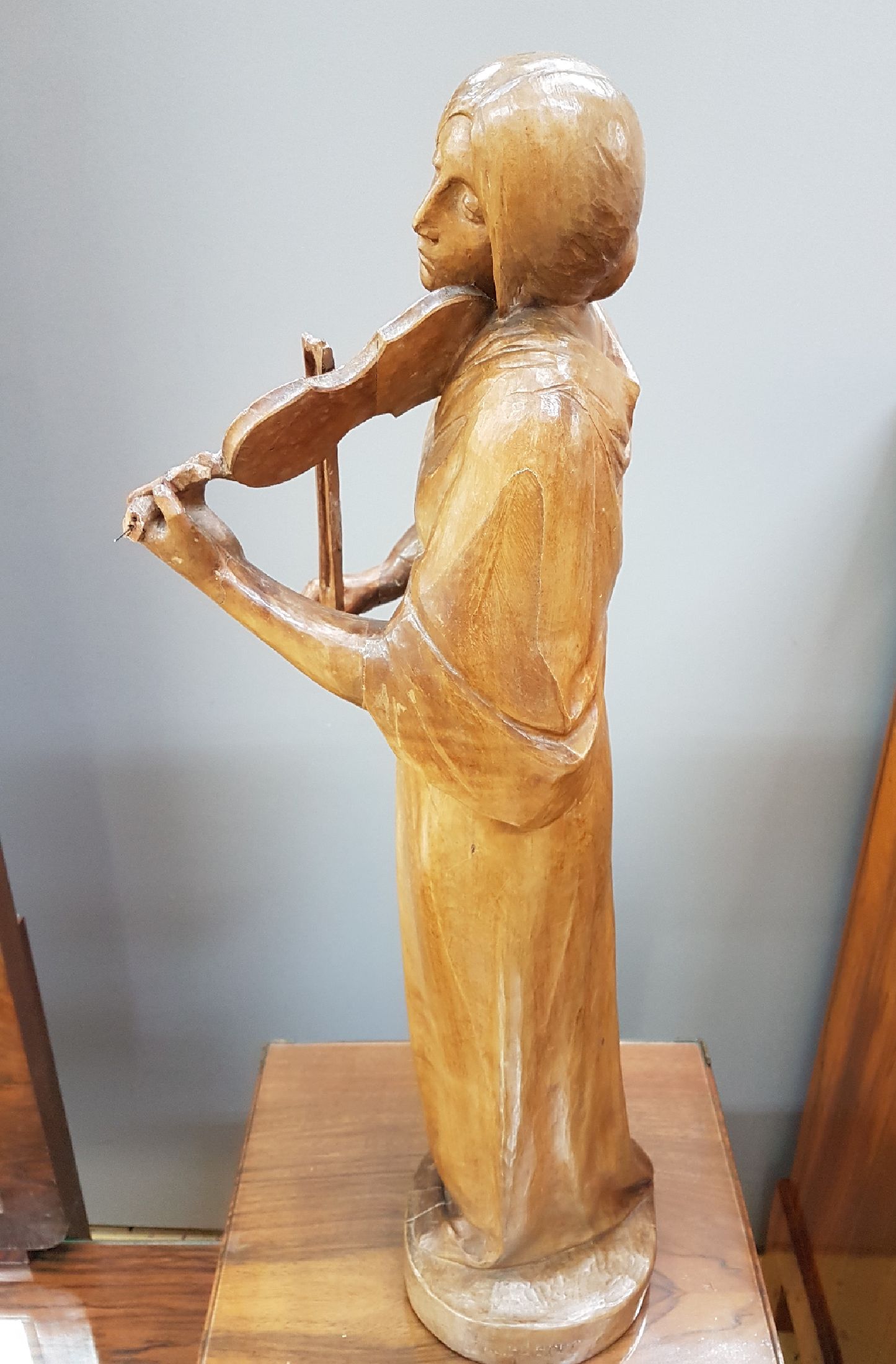 Detail b: Skulptur von Hugo Lederer, 1871 Znaim-1940 Berlin, stehende Violinistin, Lindenholz geschnitzt, leicht schwundrissig, Geigenbogen und -hals besch., ...