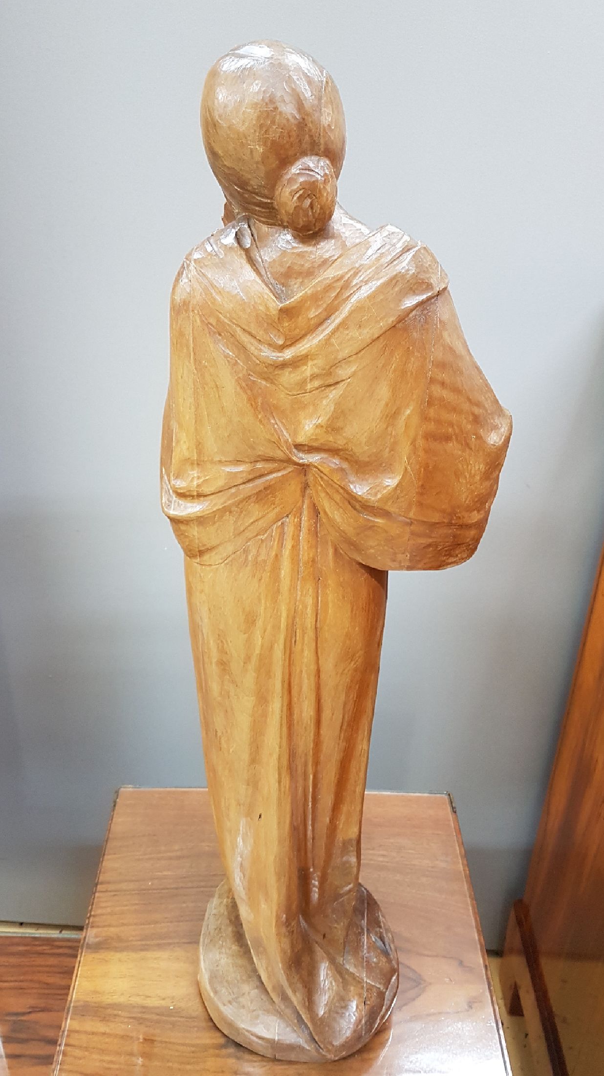 Detail c: Skulptur von Hugo Lederer, 1871 Znaim-1940 Berlin, stehende Violinistin, Lindenholz geschnitzt, leicht schwundrissig, Geigenbogen und -hals besch., ...