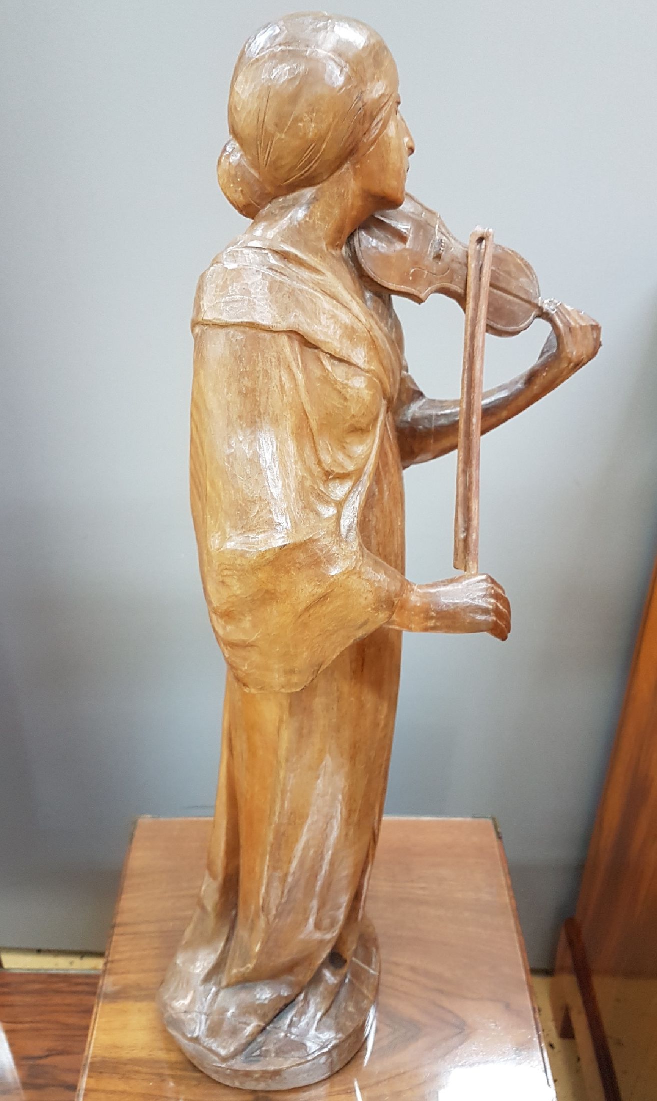 Detail d: Skulptur von Hugo Lederer, 1871 Znaim-1940 Berlin, stehende Violinistin, Lindenholz geschnitzt, leicht schwundrissig, Geigenbogen und -hals besch., ...