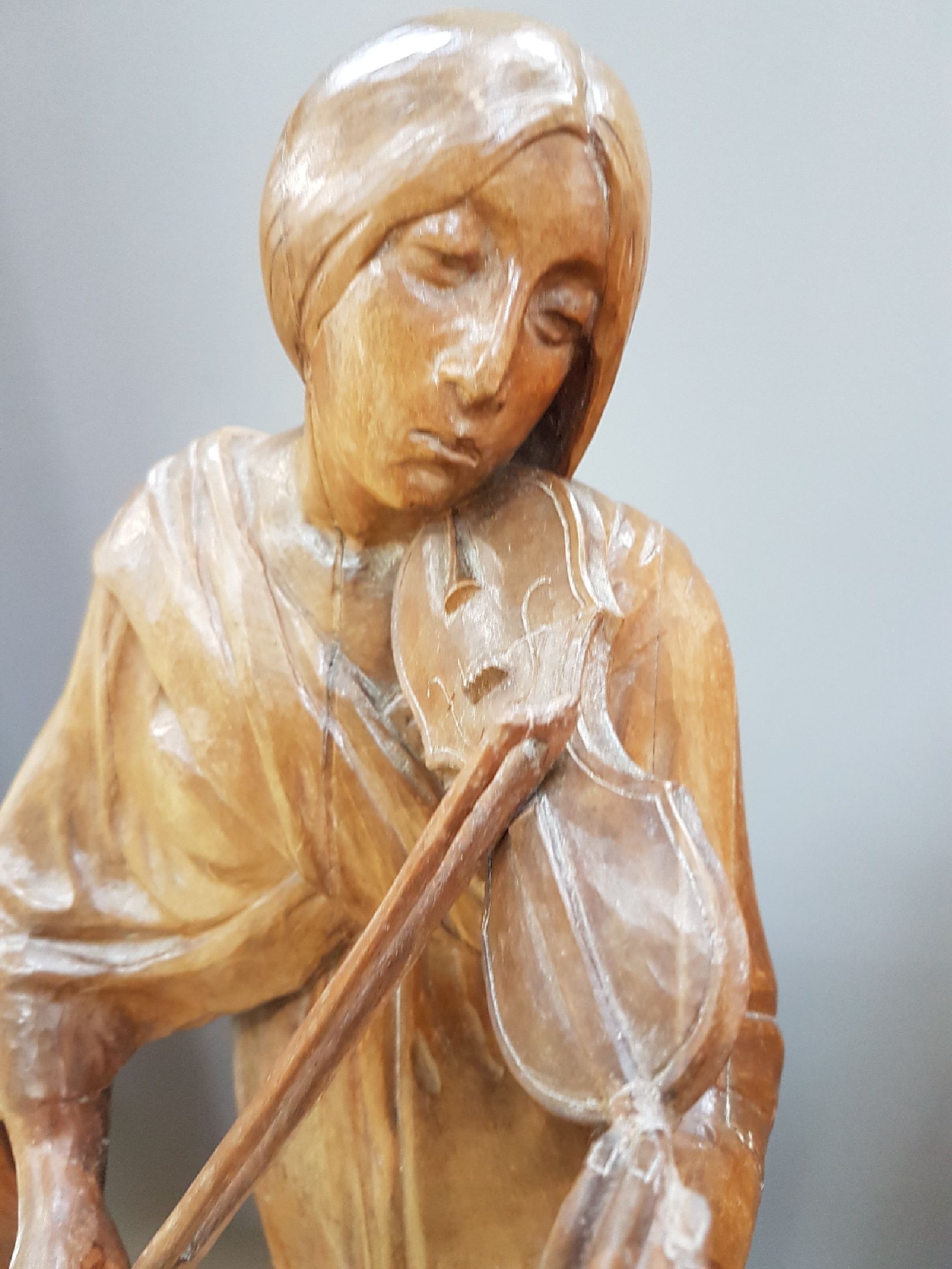 Detail e: Skulptur von Hugo Lederer, 1871 Znaim-1940 Berlin, stehende Violinistin, Lindenholz geschnitzt, leicht schwundrissig, Geigenbogen und -hals besch., ...