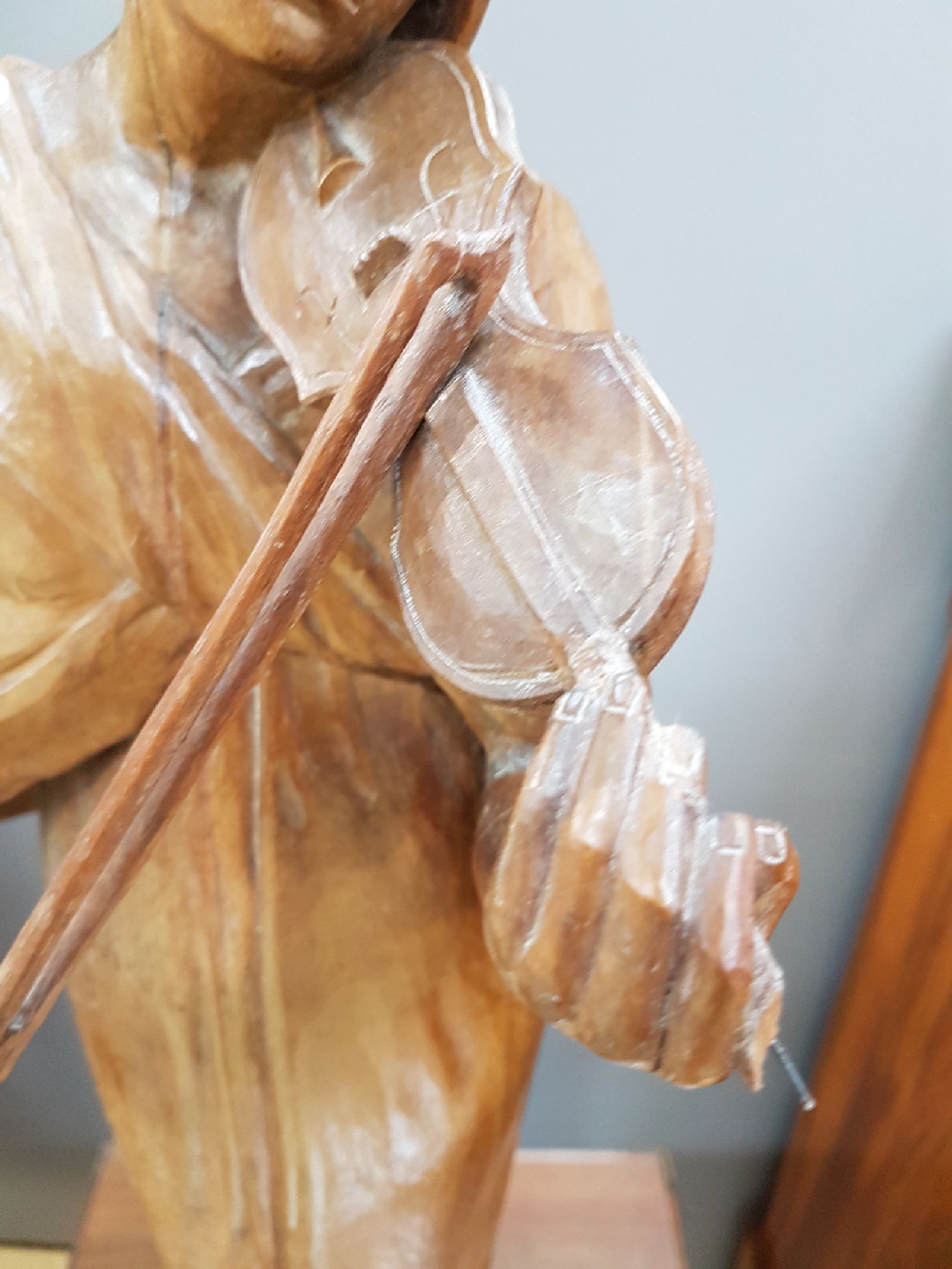 Detail f: Skulptur von Hugo Lederer, 1871 Znaim-1940 Berlin, stehende Violinistin, Lindenholz geschnitzt, leicht schwundrissig, Geigenbogen und -hals besch., ...