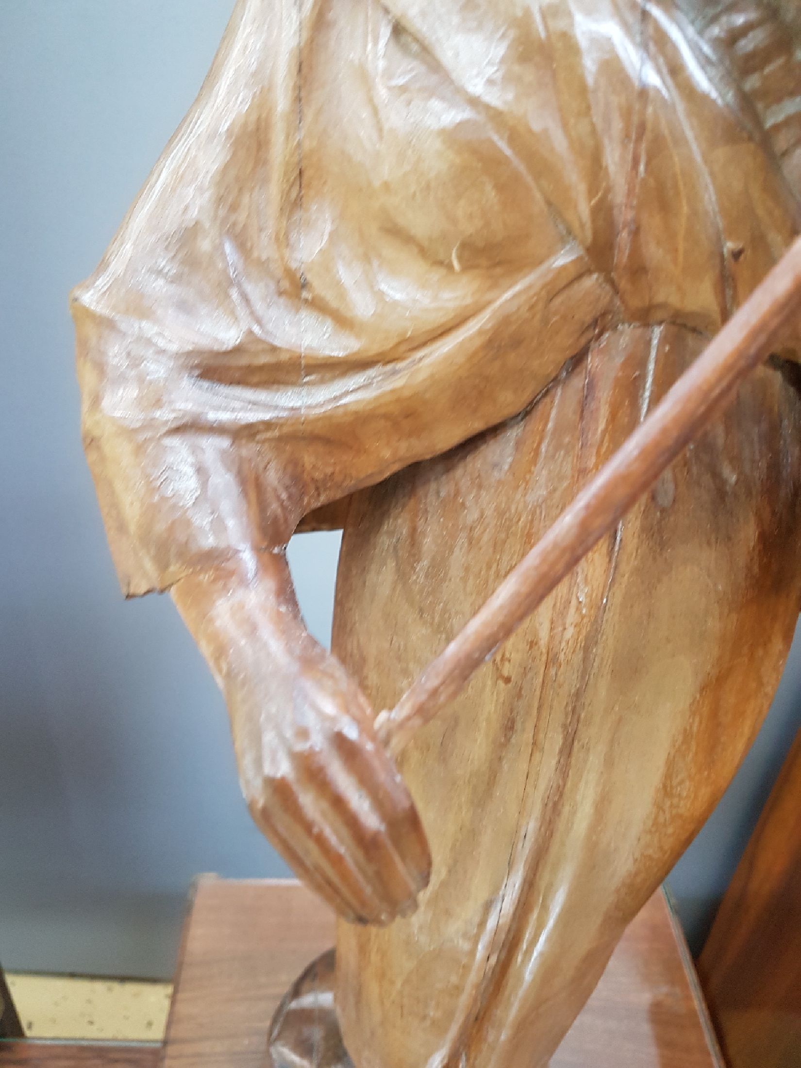 Detail g: Skulptur von Hugo Lederer, 1871 Znaim-1940 Berlin, stehende Violinistin, Lindenholz geschnitzt, leicht schwundrissig, Geigenbogen und -hals besch., ...