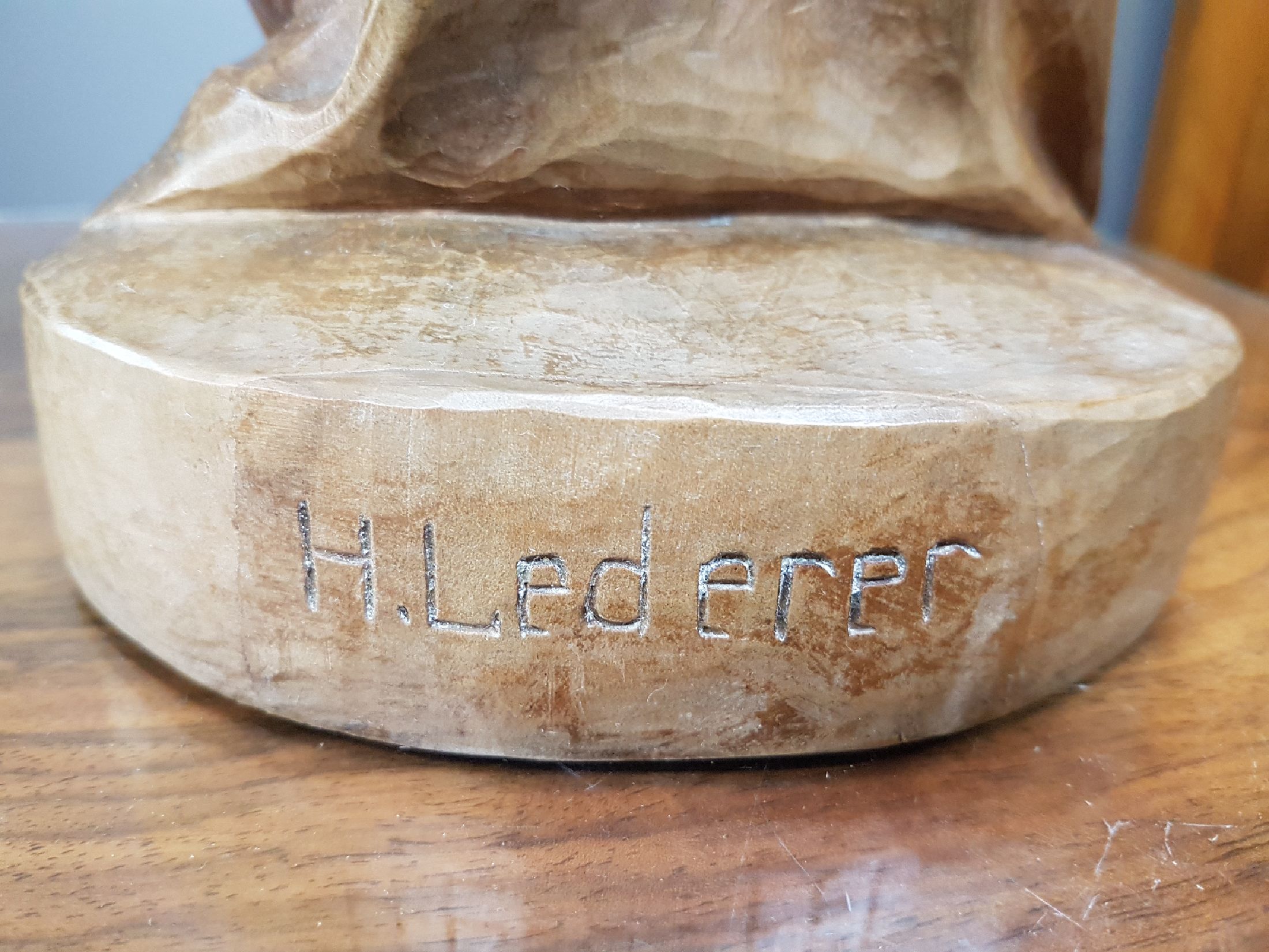 Detail h: Skulptur von Hugo Lederer, 1871 Znaim-1940 Berlin, stehende Violinistin, Lindenholz geschnitzt, leicht schwundrissig, Geigenbogen und -hals besch., ...