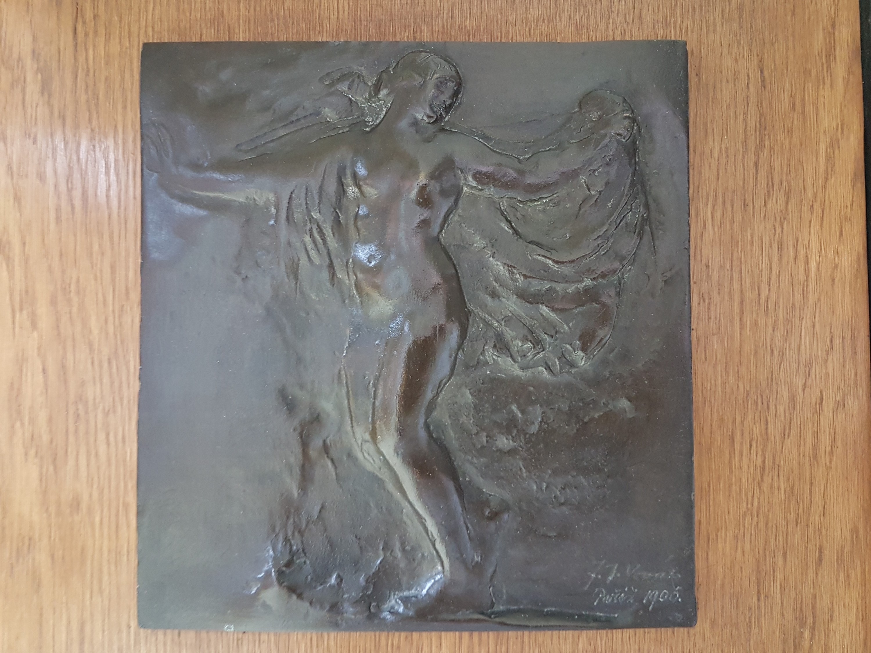 Detail a: Bronzerelief von J.T. Novak, datiert Pariz 1906, tanzende Frau mit Schleier, rechts unten signiert und dat., ca. 25x23cm, auf Holzrahmen montiert ca. ...