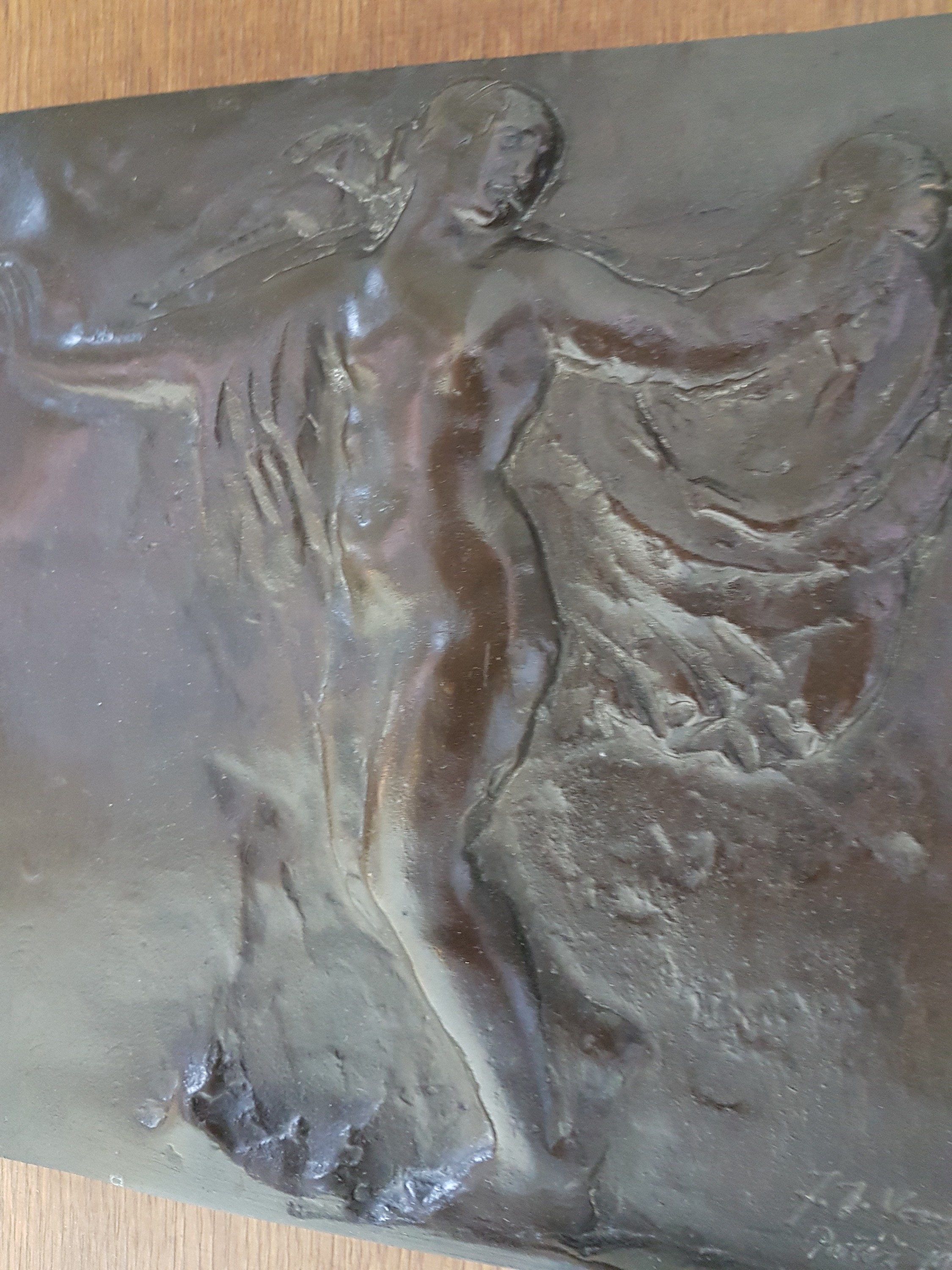 Detail c: Bronzerelief von J.T. Novak, datiert Pariz 1906, tanzende Frau mit Schleier, rechts unten signiert und dat., ca. 25x23cm, auf Holzrahmen montiert ca. ...