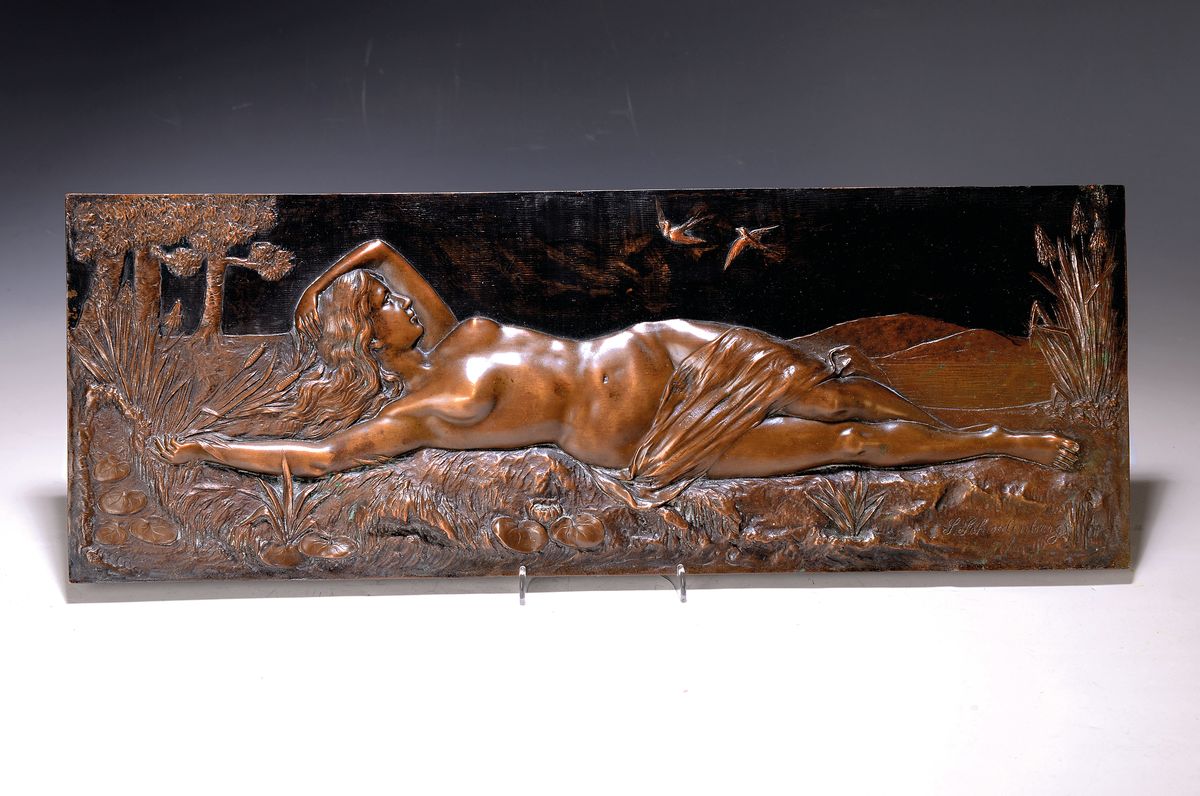 Bronzerelief von Spiro Schwalenberg, (erw. zwischen 1898-1922), liegender weiblicher Akt auf einer Wiese, rechts unten signiert, ca. 18.5x50cm