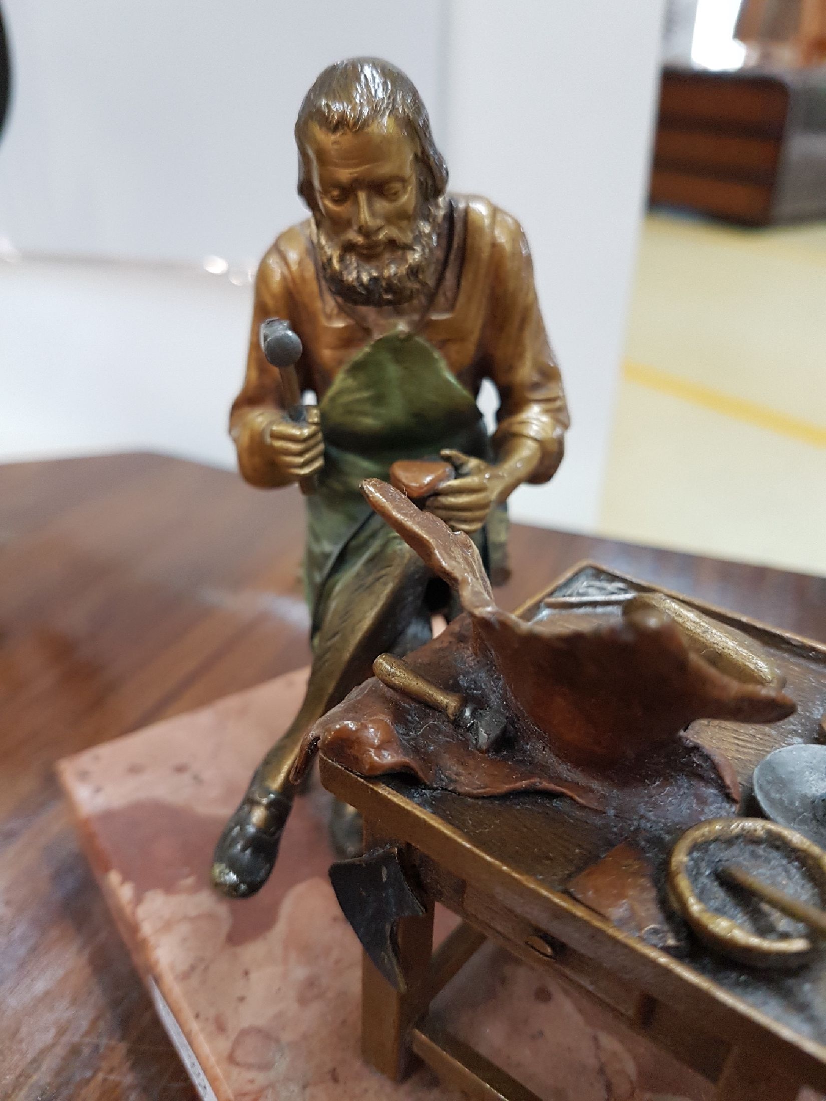 Detail b: Bronzefigur, wohl Wien, um 1900, Schuhmacher in seiner Werkstatt, detailreiche Ausführung, bez.: Gesetzl.Geschützt, auf Marmorplinthe, ca. ...