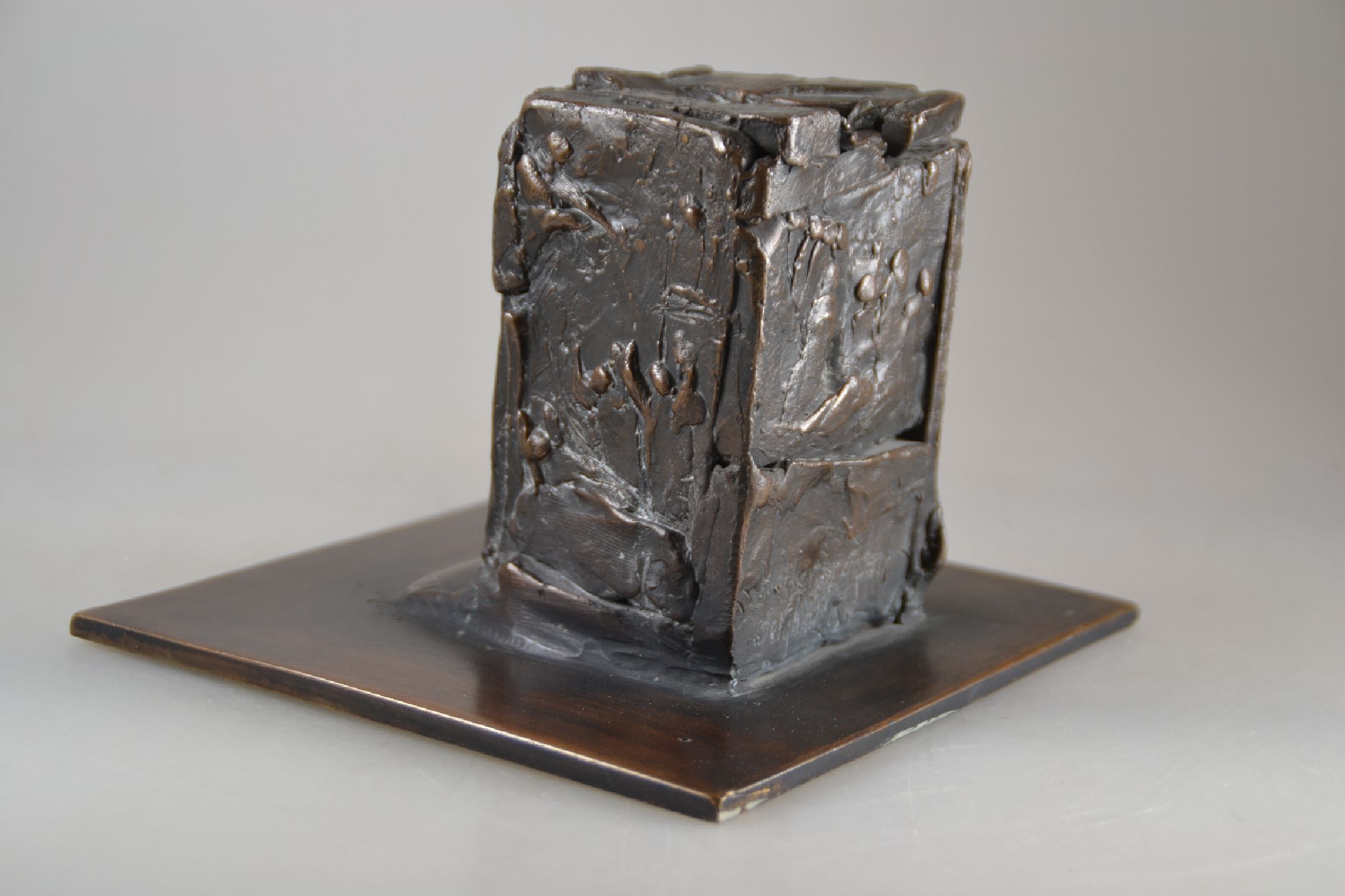 Detail a: Arnold Wühl, geb. 1946 Speyer, Bronzeplastik, Entwurf zum "Weiberbratenbrunnen" in Berghausen bei Speyer, um 1993, auf Plinthe ...