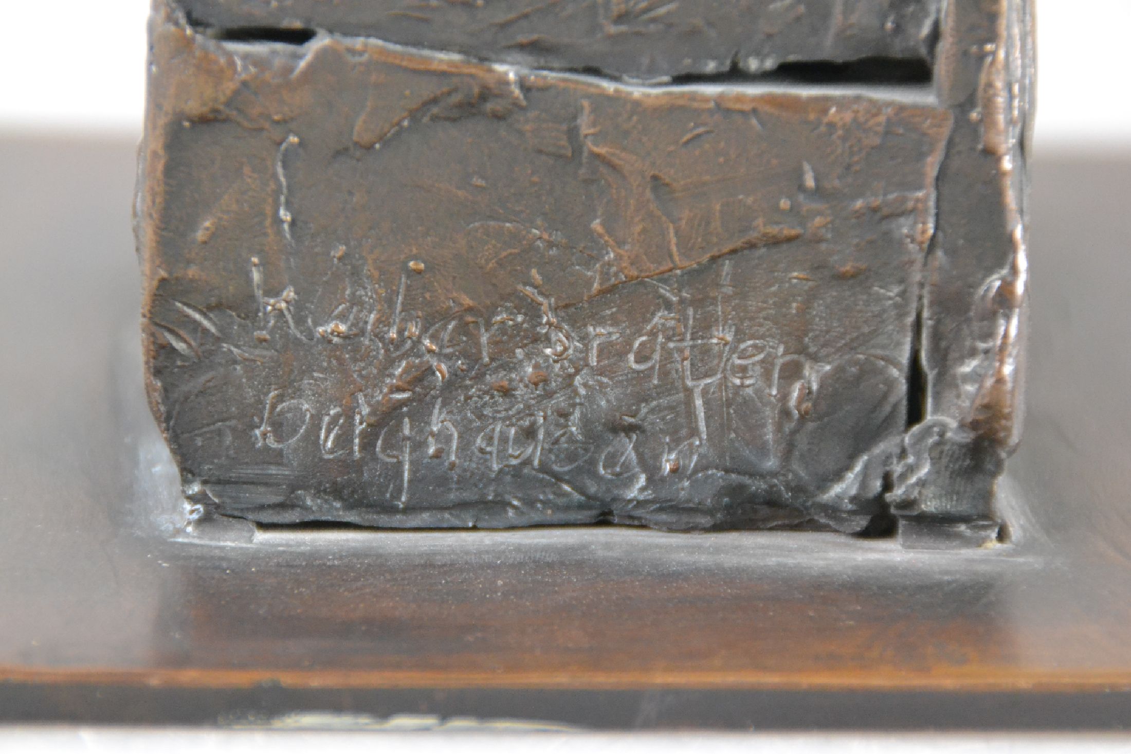 Detail c: Arnold Wühl, geb. 1946 Speyer, Bronzeplastik, Entwurf zum "Weiberbratenbrunnen" in Berghausen bei Speyer, um 1993, auf Plinthe ...