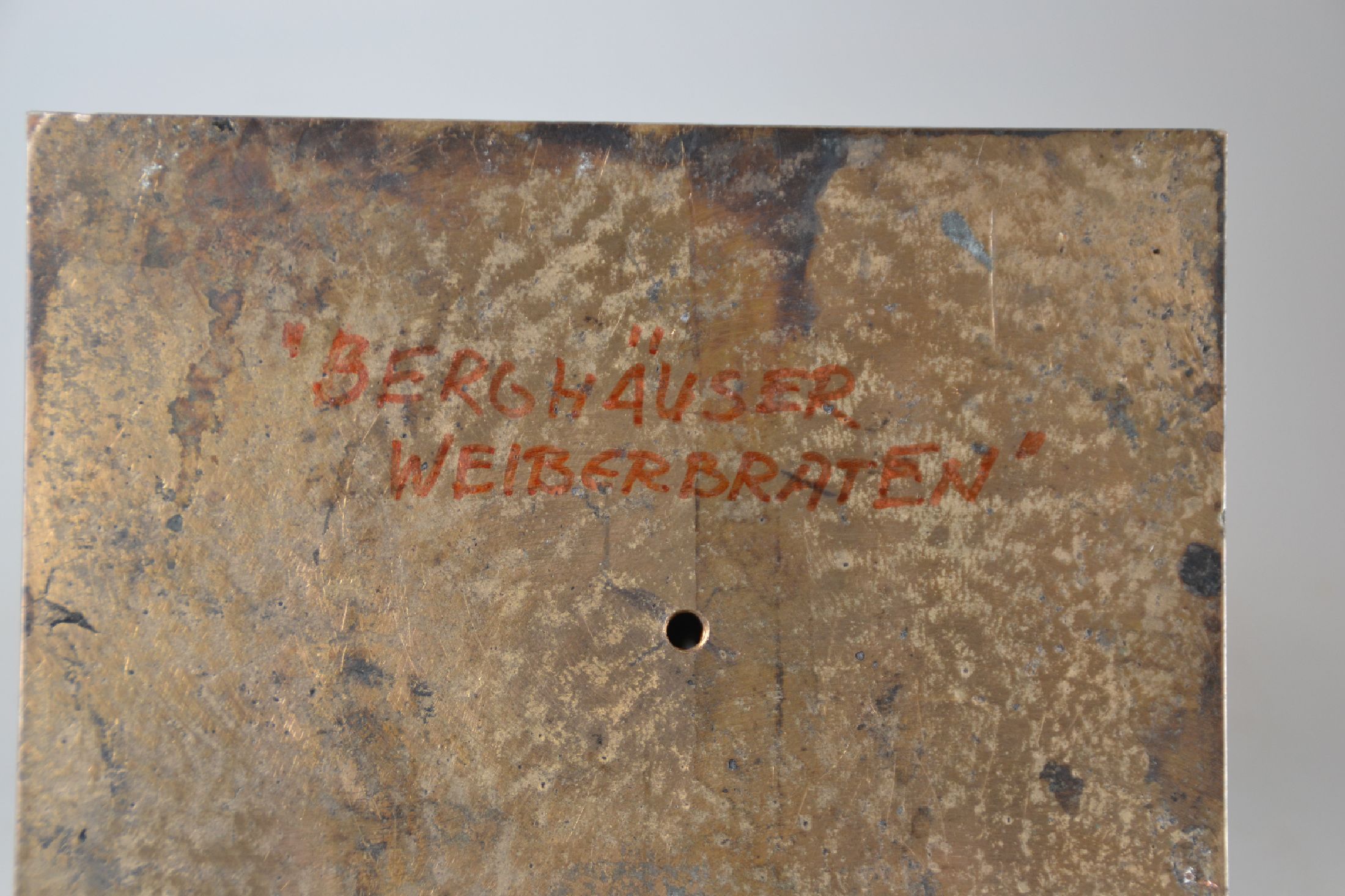 Detail d: Arnold Wühl, geb. 1946 Speyer, Bronzeplastik, Entwurf zum "Weiberbratenbrunnen" in Berghausen bei Speyer, um 1993, auf Plinthe ...