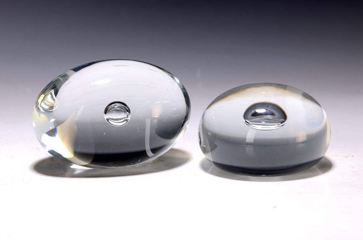 2 Glasobjekte von Alfredo Barlini (1912-2007) Murano, rundes und eifömiges Paperweight, farbloses mundgeblasenes Glas mit eingeschmolzener ...