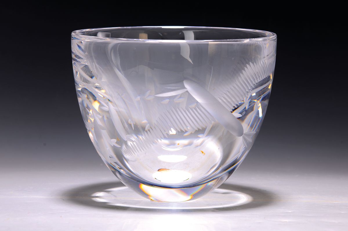 Schale, Göran Wärff (1933-2022) für Kosta Boda, Schweden, dickwandiges farbloses Glas mundgeblasen, tief geschnitten, stilisierte Vogelschar, ...
