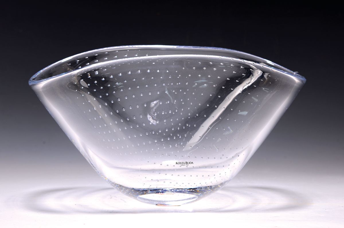 Schale/Vase, Göran Wärff (1933-2022) für Kosta Boda, Schweden, farbloses mundgeblasenes Glas mit zahlreichen eingestochenen Luftblasen, aus der ...