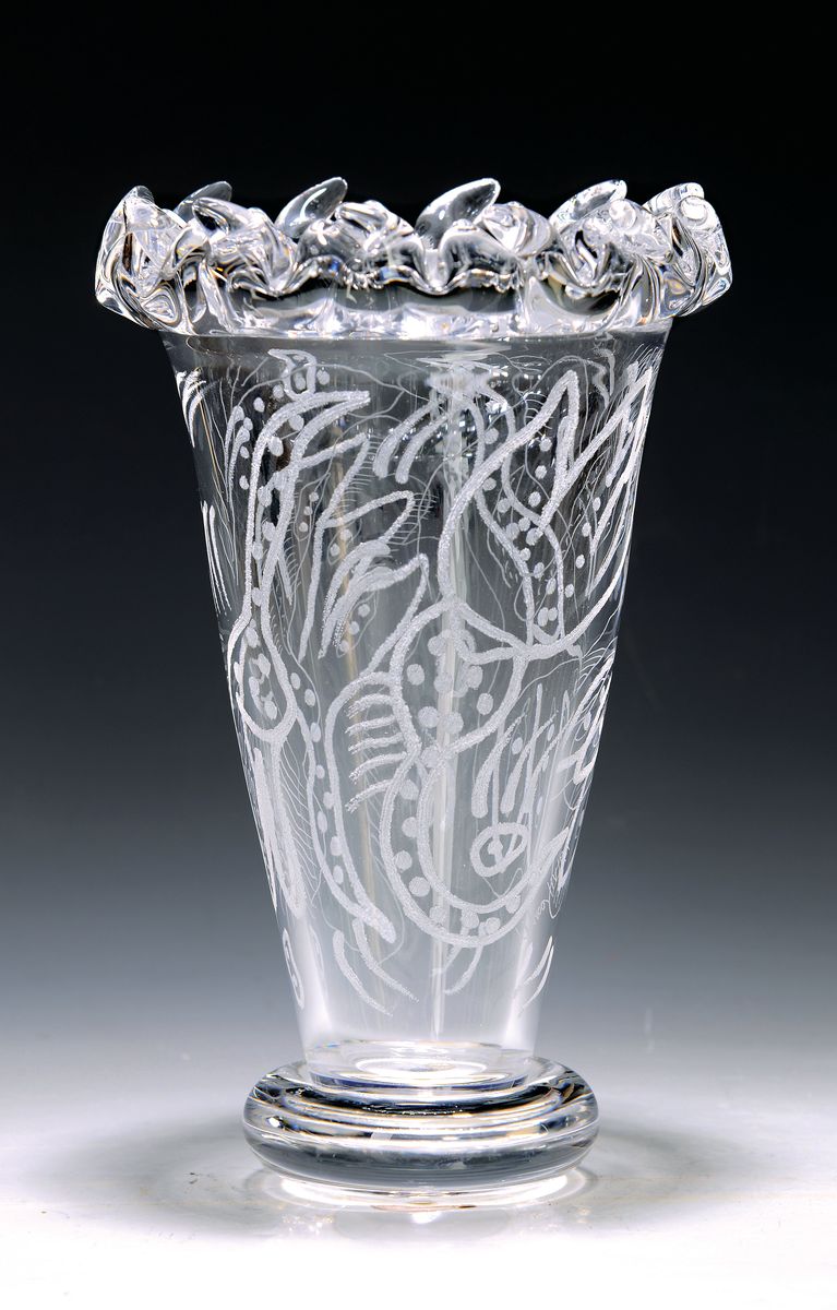 Trichtervase, Ulrica Hyndman-Vallien (1938-2018), Kosta Boda Schweden, farbloses Glas mit dickem gezupftem Rand oben, Wandung reich graviert mit ...