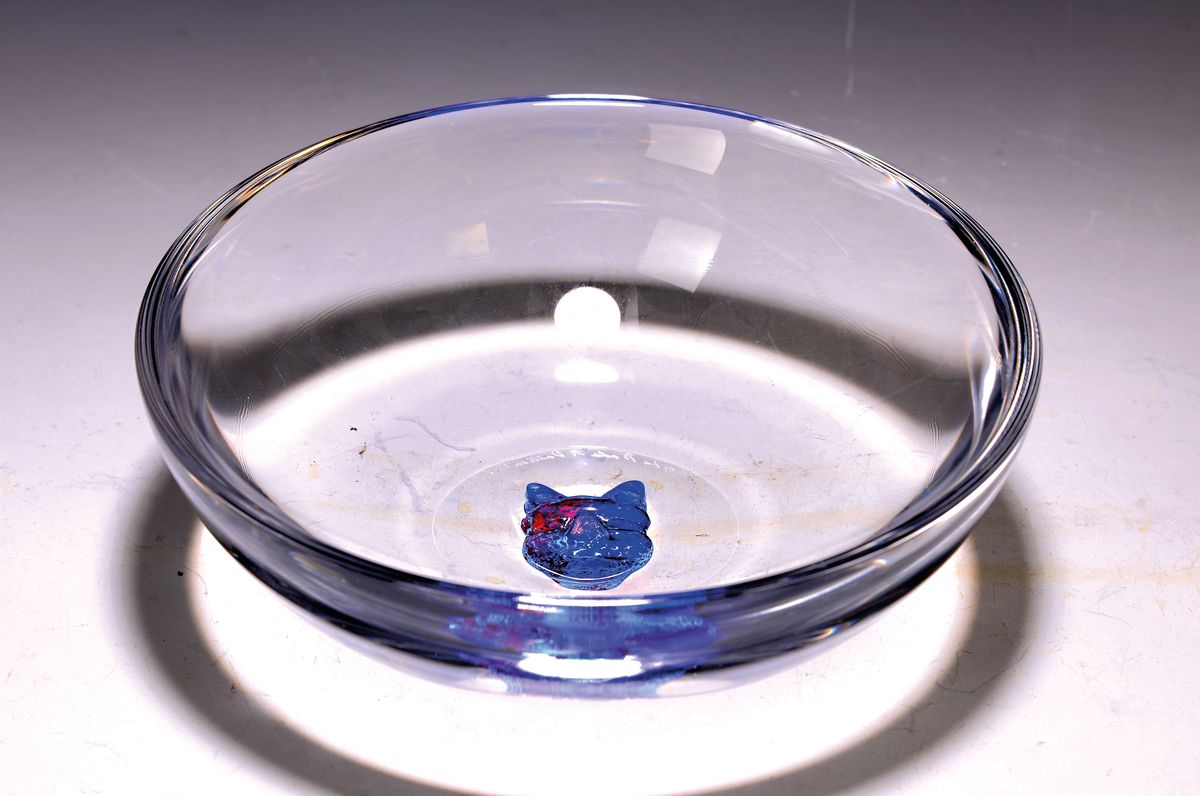 Schale, Bertil Vallien, 1938-2018, Kosta Boda Schweden, farbloses Glas, im Boden eingeschmolzene blau/rote Maske, signiert, H. ca. 7.5cm, D. ca. 22cm