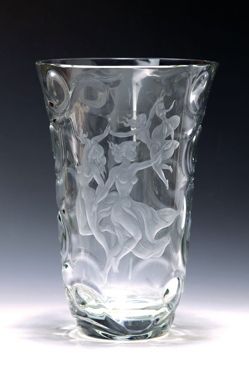 Große Vase, Tschechien, Frantisek Brozek, farbloses Kristallglas mit reliefiertem Wellendekor, mittig fein geschnitten und geschliffen mit 4 ...