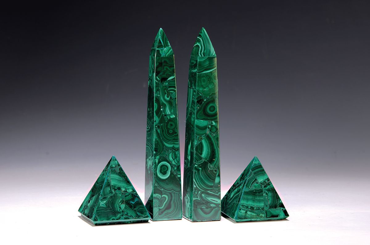 2 Obelisken und 2 Pyramiden aus Malachit, neuzeitlich, Obelisken H. ca. 20.5cm, Pyramiden ca. 7.5cm