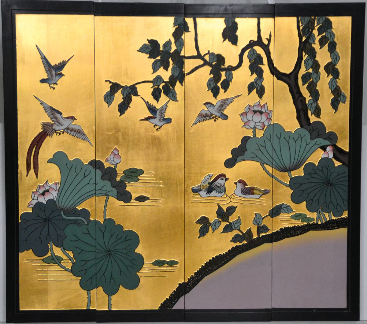 4-teiliges Wandbild, China, 20. Jh., Lack, reich vergoldet, mehrfarbiger Dekor von Seerosen, Vögel und Pflanzen, ca. 91.5x25.5cm
