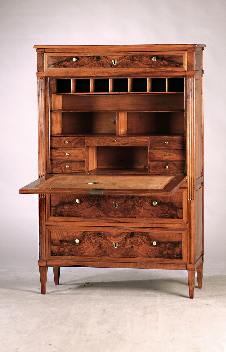 Standsekretär, Schweiz, wohl Raum Genf, um 1800. klassizistisch, Nussbaumfurnier, z.T. kannelierte Lisenen, drei Schubladen, Sekretärfach mit ...