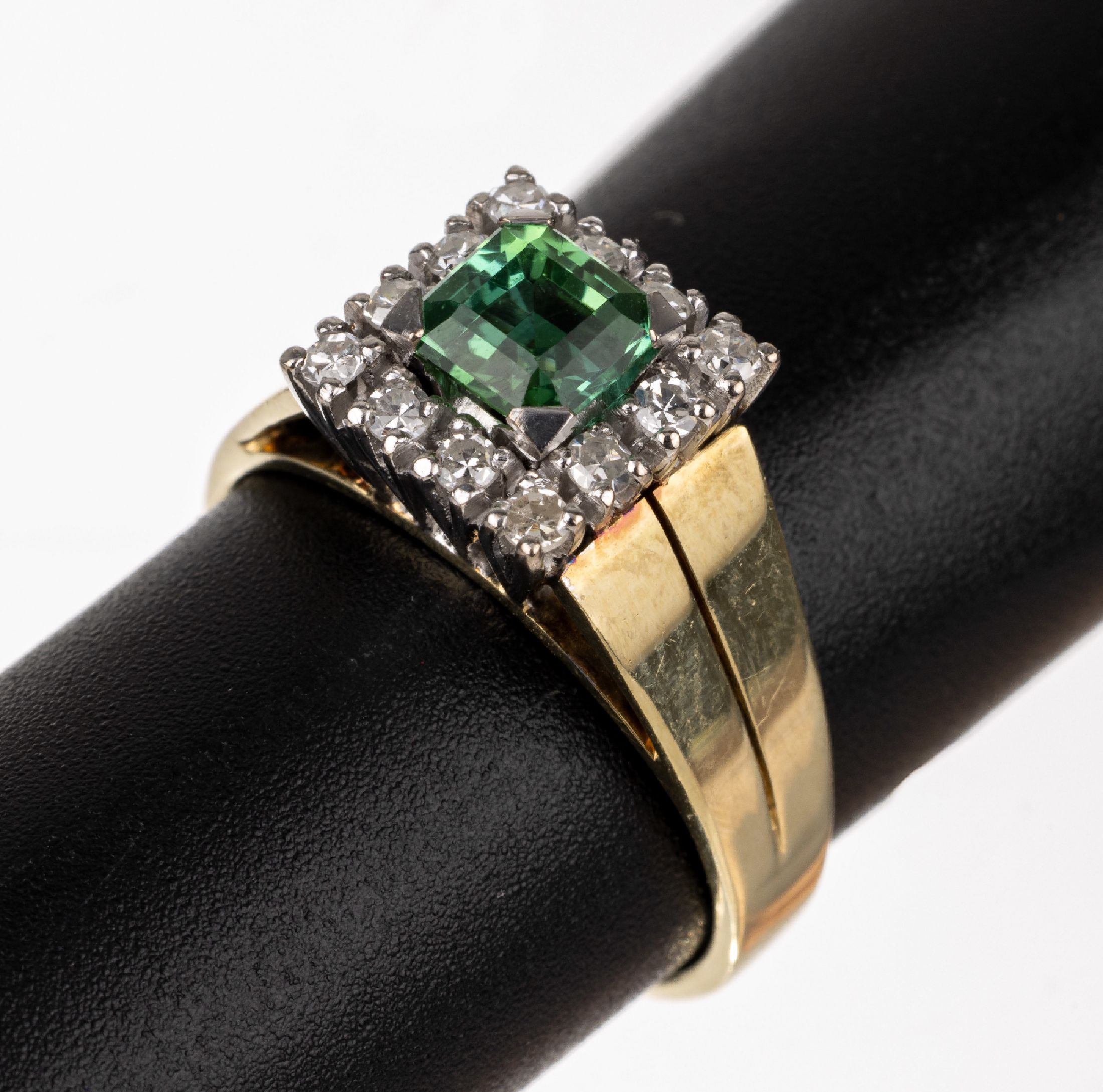 14 kt Gold Turmalin-Diamant-Ring, GG/WG 585/000, mittig mit einem facett. grüner Turmalin ca. 0.50 ct, umgeben von 12 8/8- Diamanten zus. ca. 0.24 ...
