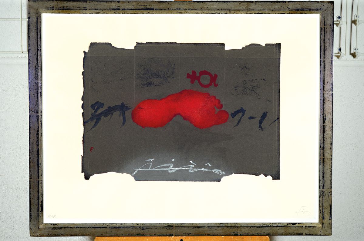 Antoni Tapies, 1923 - 2012 Barcelona, Radierung und Carborundum auf Arches, "Peu roig", 1983, Ed. 45/75, handsigniert, Graphos Verlag ...