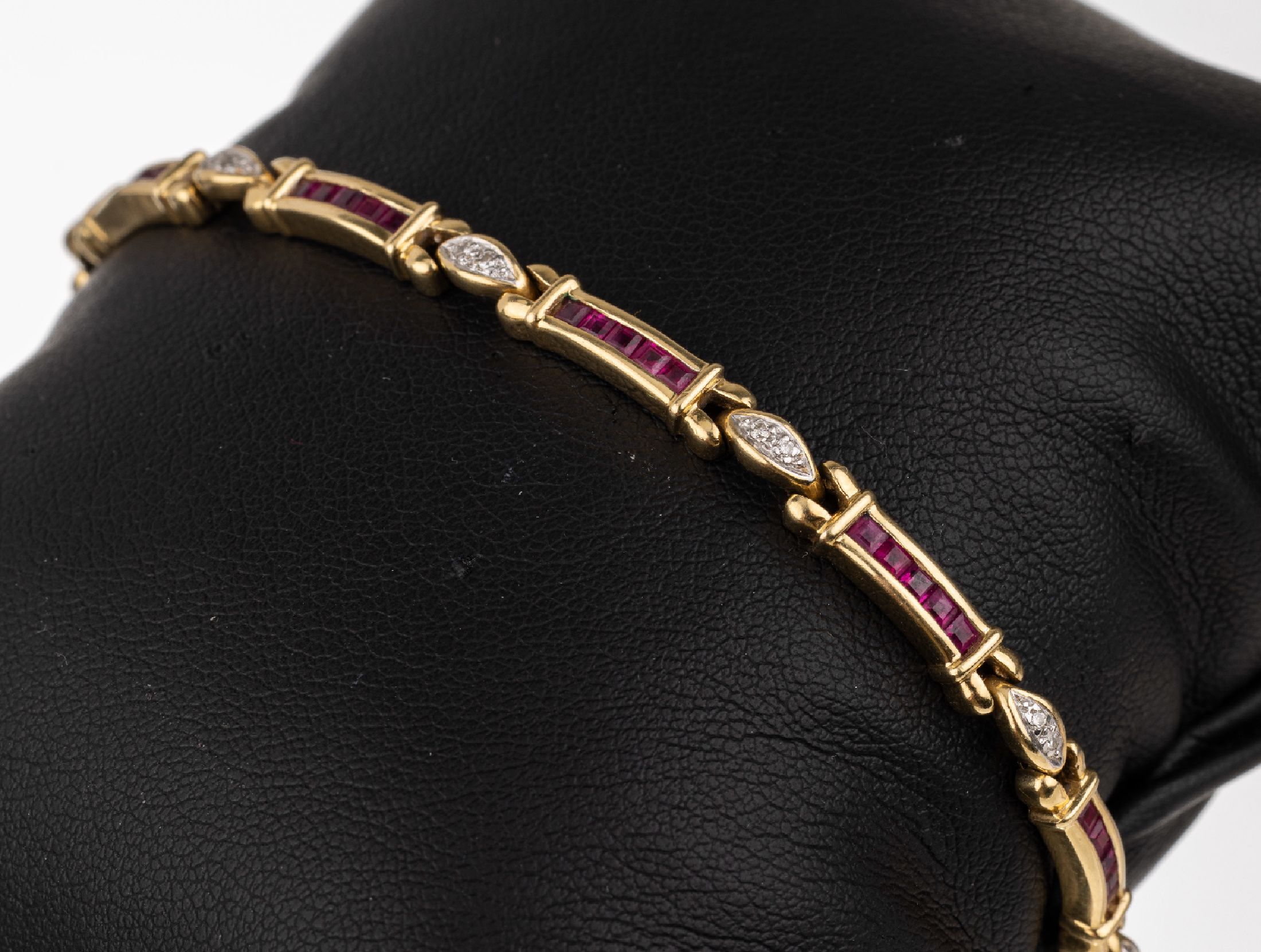 18 kt Gold Rubin Diamant Armband, GG/WG 750/000, 5 Glieder bes. mit insges. 25 facett.Rubinen zus. ca. 0.50 ct, 6 ovale Glieder bes.mit insges. 12 ...