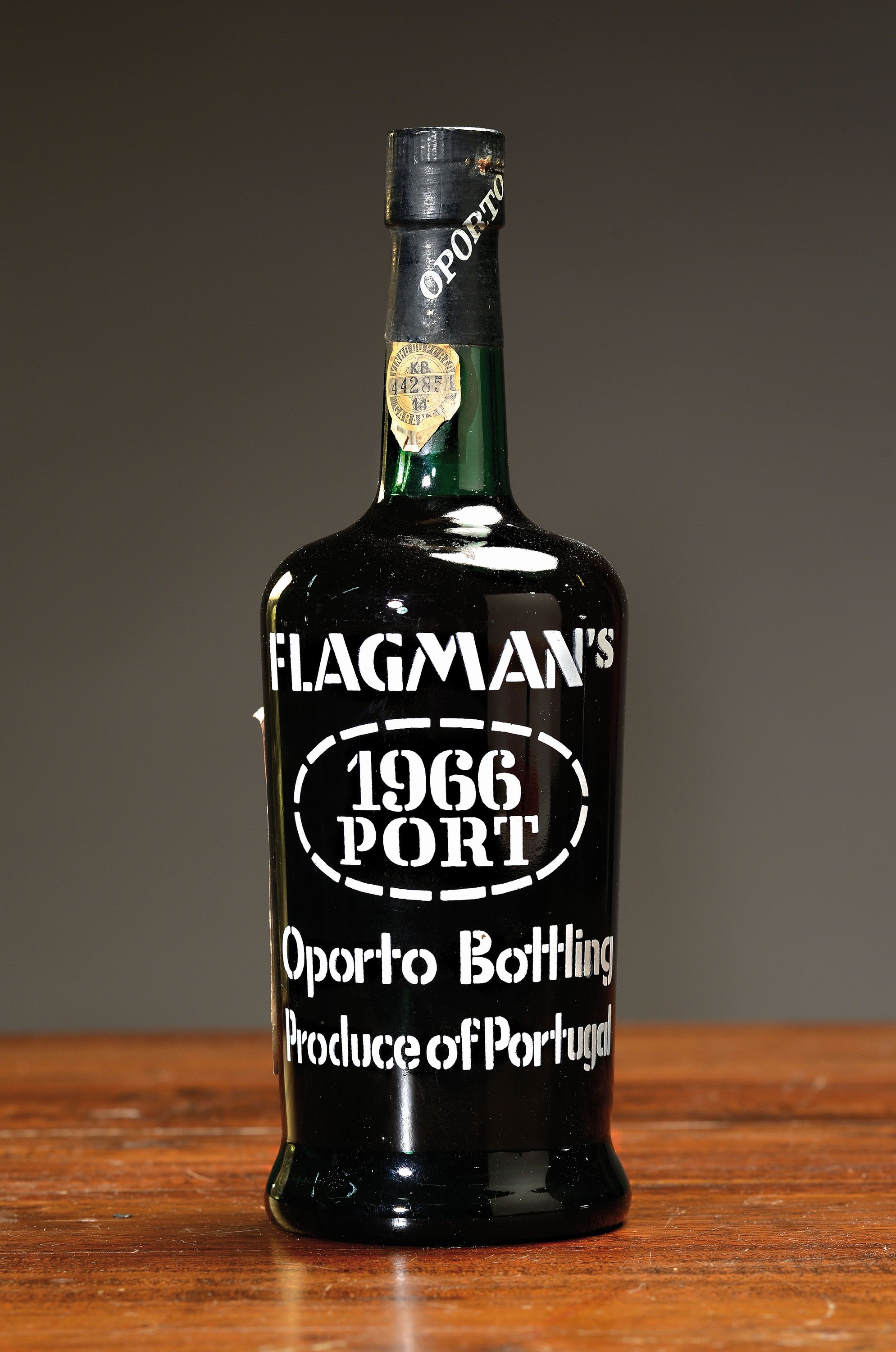1 Flasche 1966 Flagman's 1966 Port, abgefüllt 1979, Portugal, ca. 750ml, 20% Vol., Etikett l. lädiert, nicht verkostet