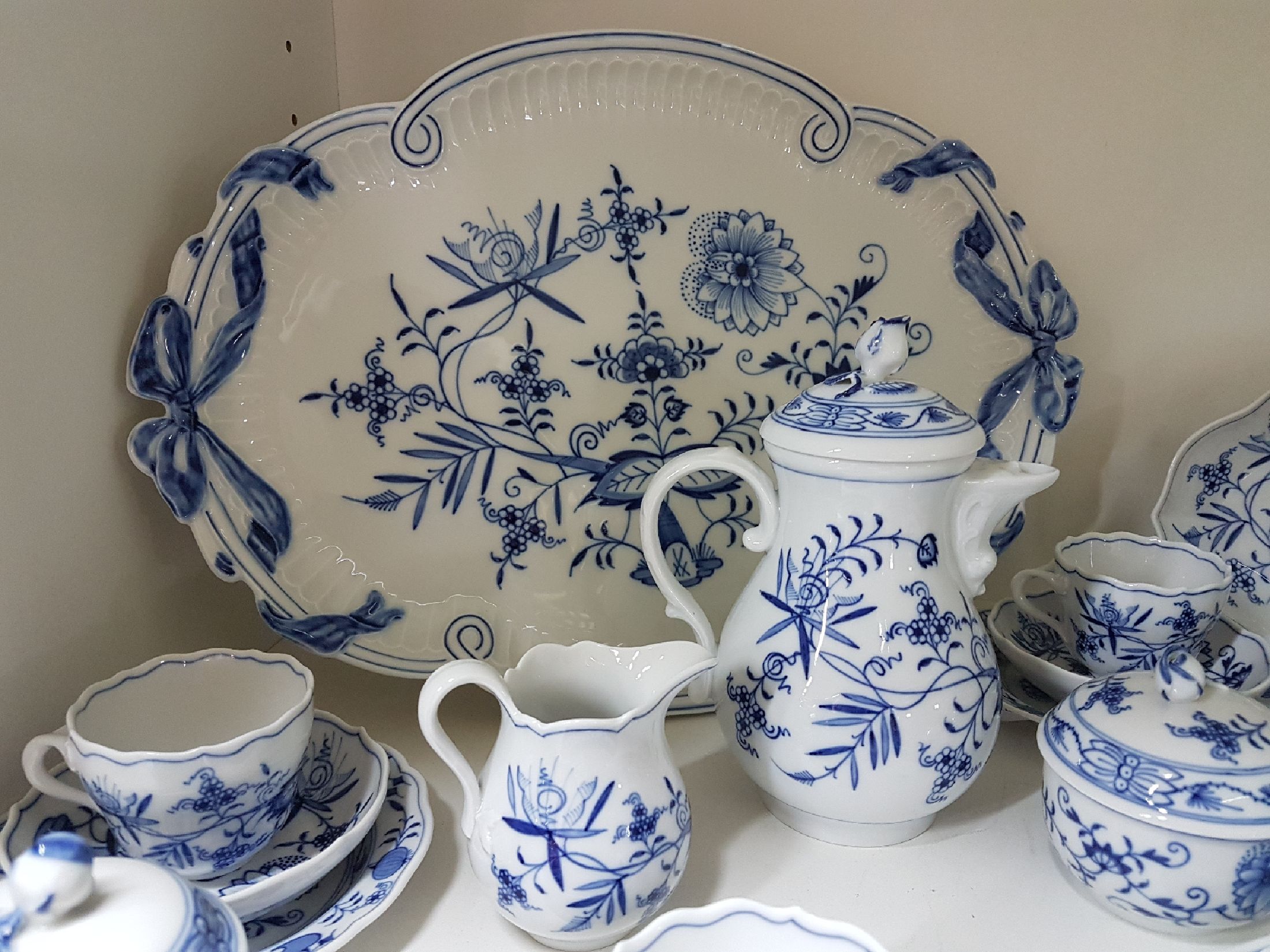 Detail a: Mokkaservice, Meissen, 20.Jh., Zwiebelmuster, Porzellan, ovale Platte, Mokkakanne (2.Wahl), 2 Zuckerdosen, Sahnegießer (2.Wahl), 5 Tassen mit UT, ...