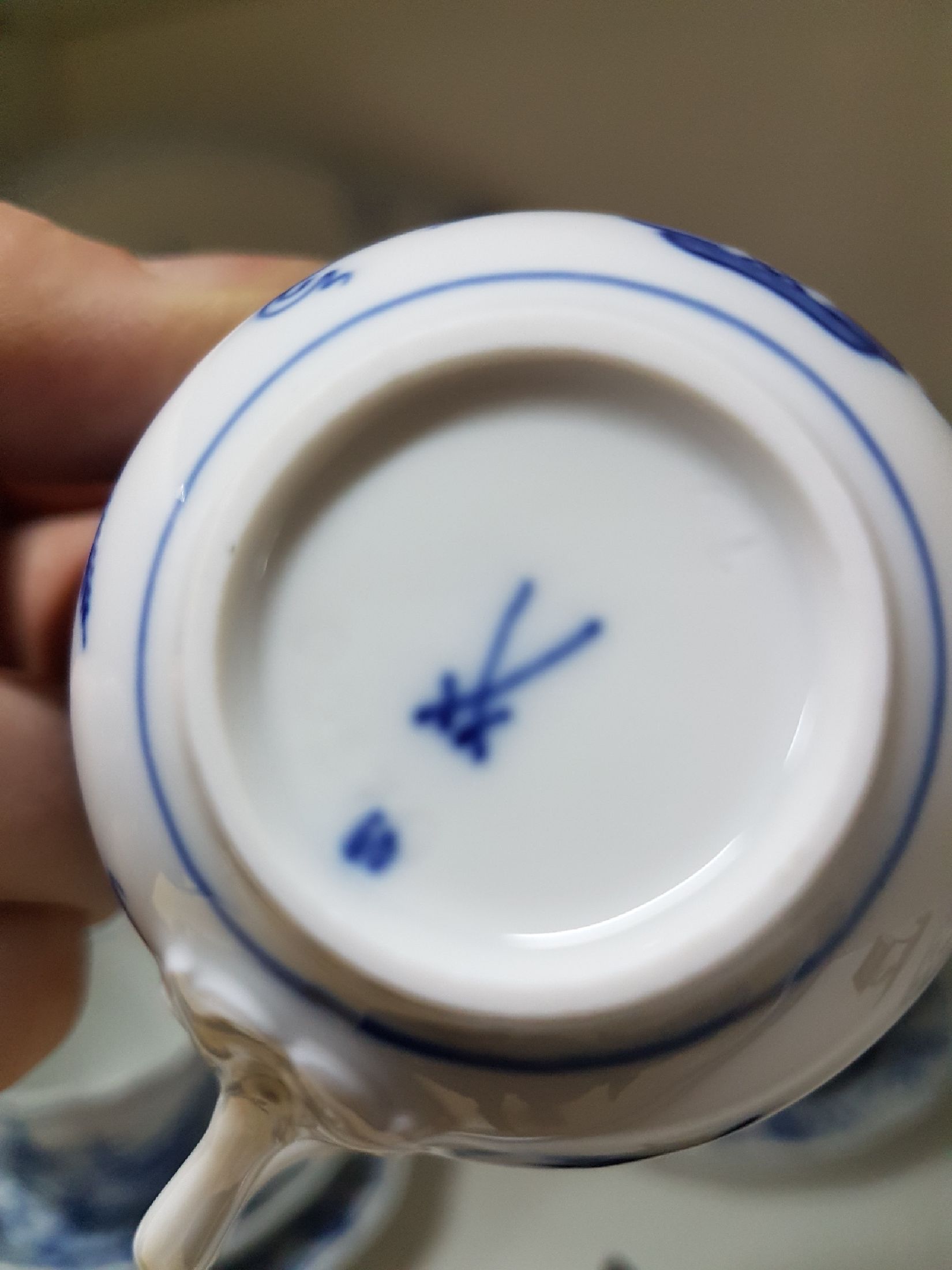 Detail f: Mokkaservice, Meissen, 20.Jh., Zwiebelmuster, Porzellan, ovale Platte, Mokkakanne (2.Wahl), 2 Zuckerdosen, Sahnegießer (2.Wahl), 5 Tassen mit UT, ...