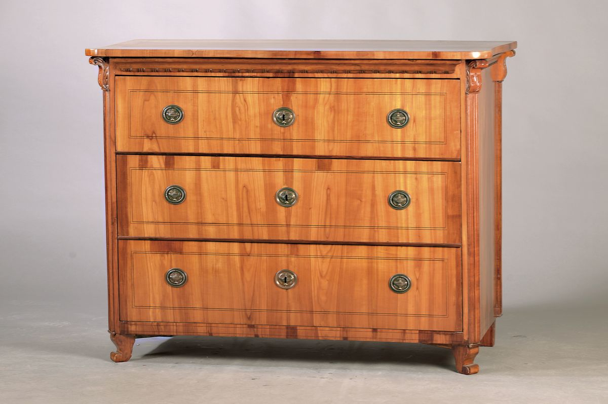 Kommode, um 1870/80, Kirschbaumfurnier, 3-schübig, orig. Schloss, Fadenintarsien, Messingbeschläge, 100x126x62 cm, EZ 2-3