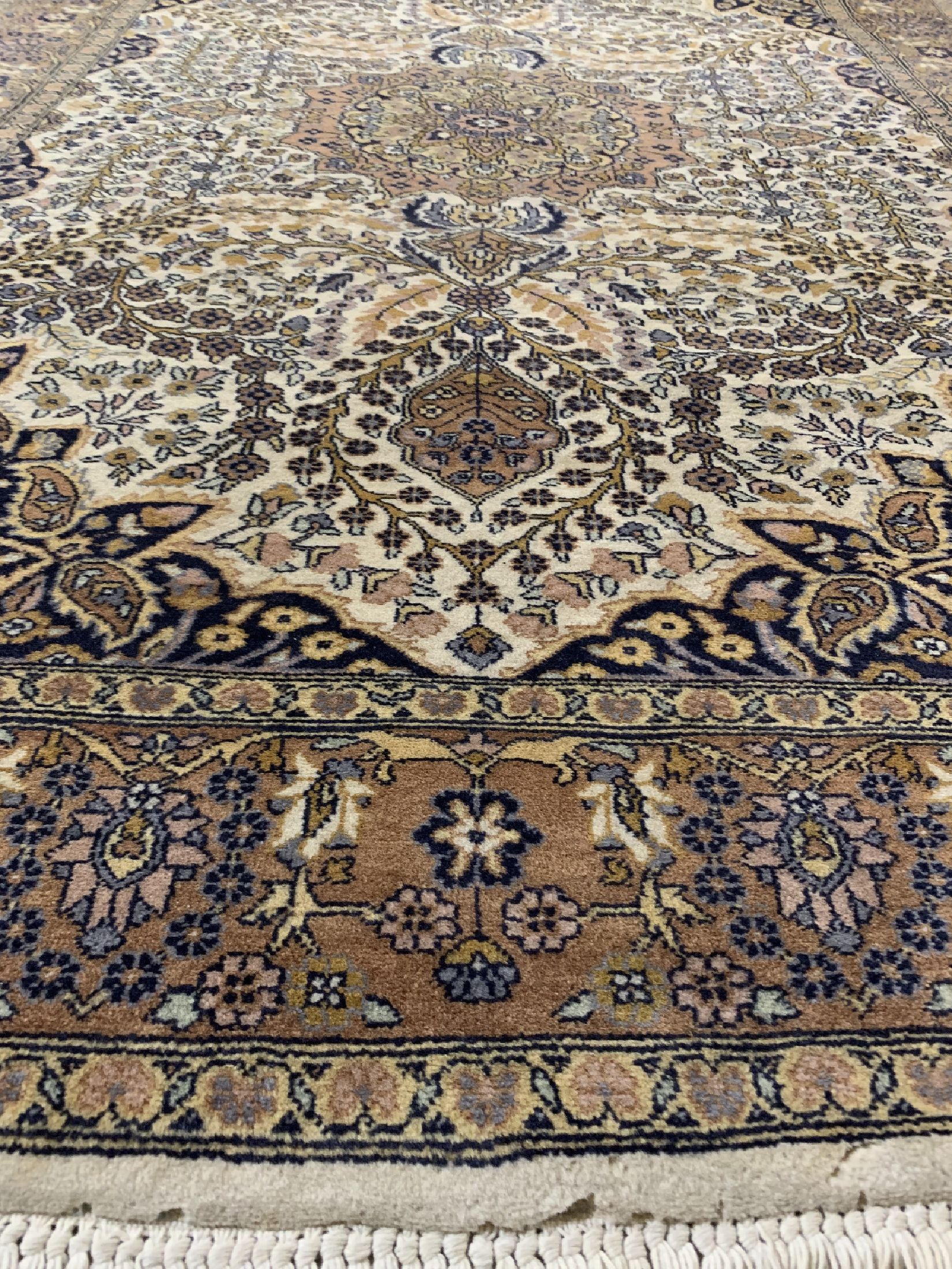 Detail d: 4 Lots Lahor fein, Pakistan, ca. 40 Jahre, Korkwolle auf Baumwolle, ca. 225 x 140 cm, EHZ: 2-3