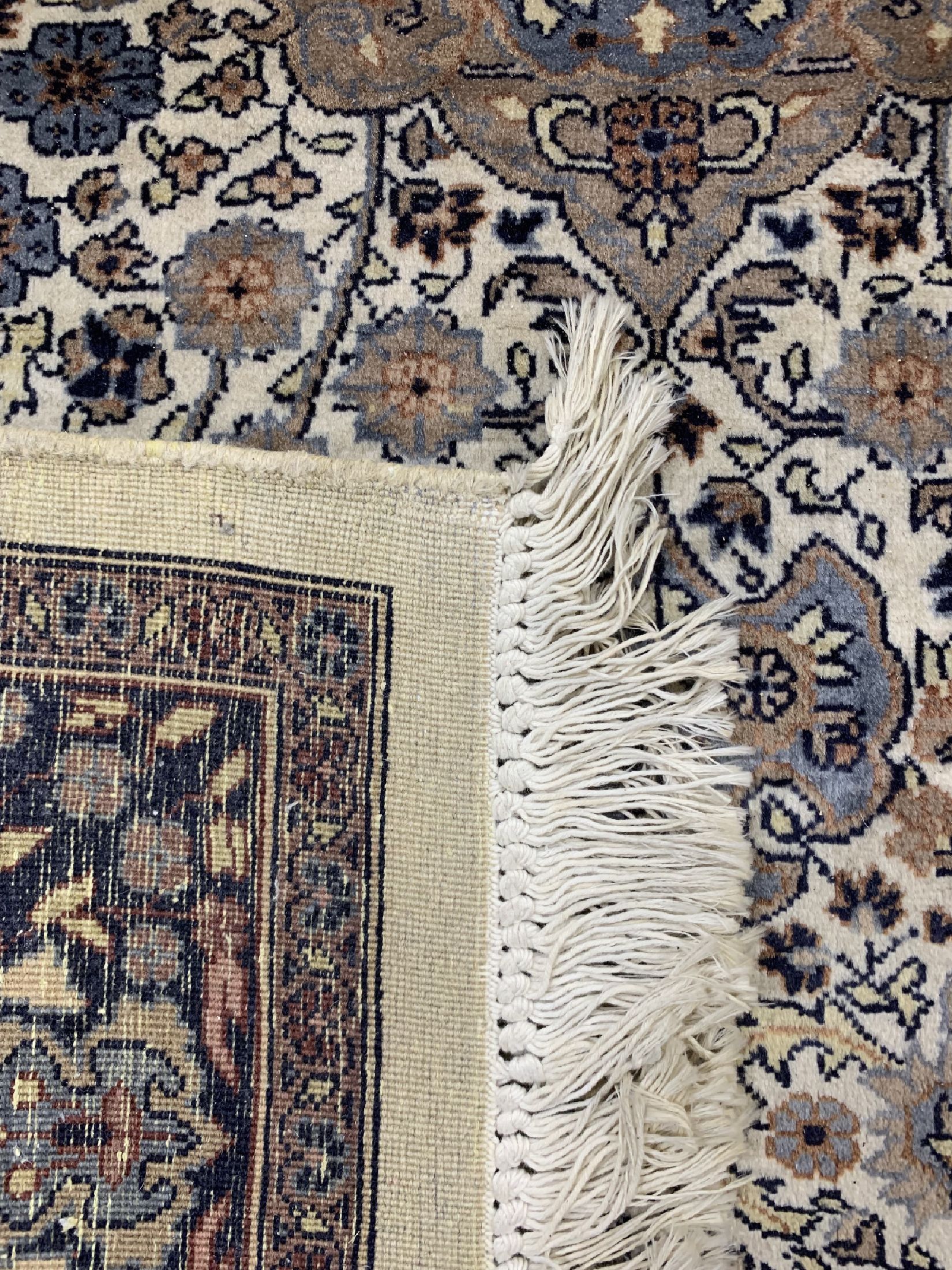 Detail j: 4 Lots Lahor fein, Pakistan, ca. 40 Jahre, Korkwolle auf Baumwolle, ca. 225 x 140 cm, EHZ: 2-3