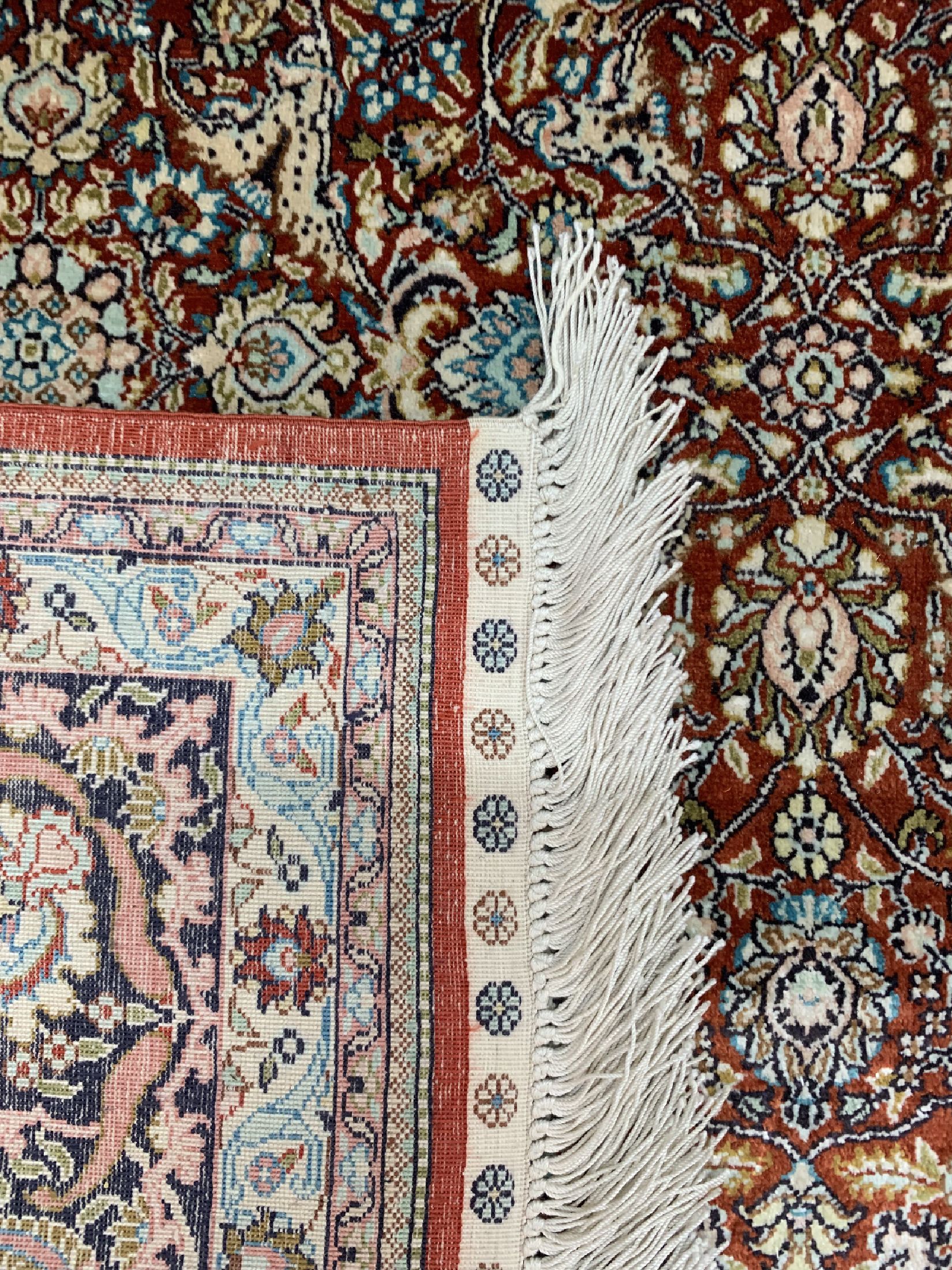 Detail d: Hereke Seide fein, China, ca. 40 Jahre, reine Naturseide, ca. 182 x 127 cm, ca. 1,0 Mio. Kn/qm, EHZ: 1-2