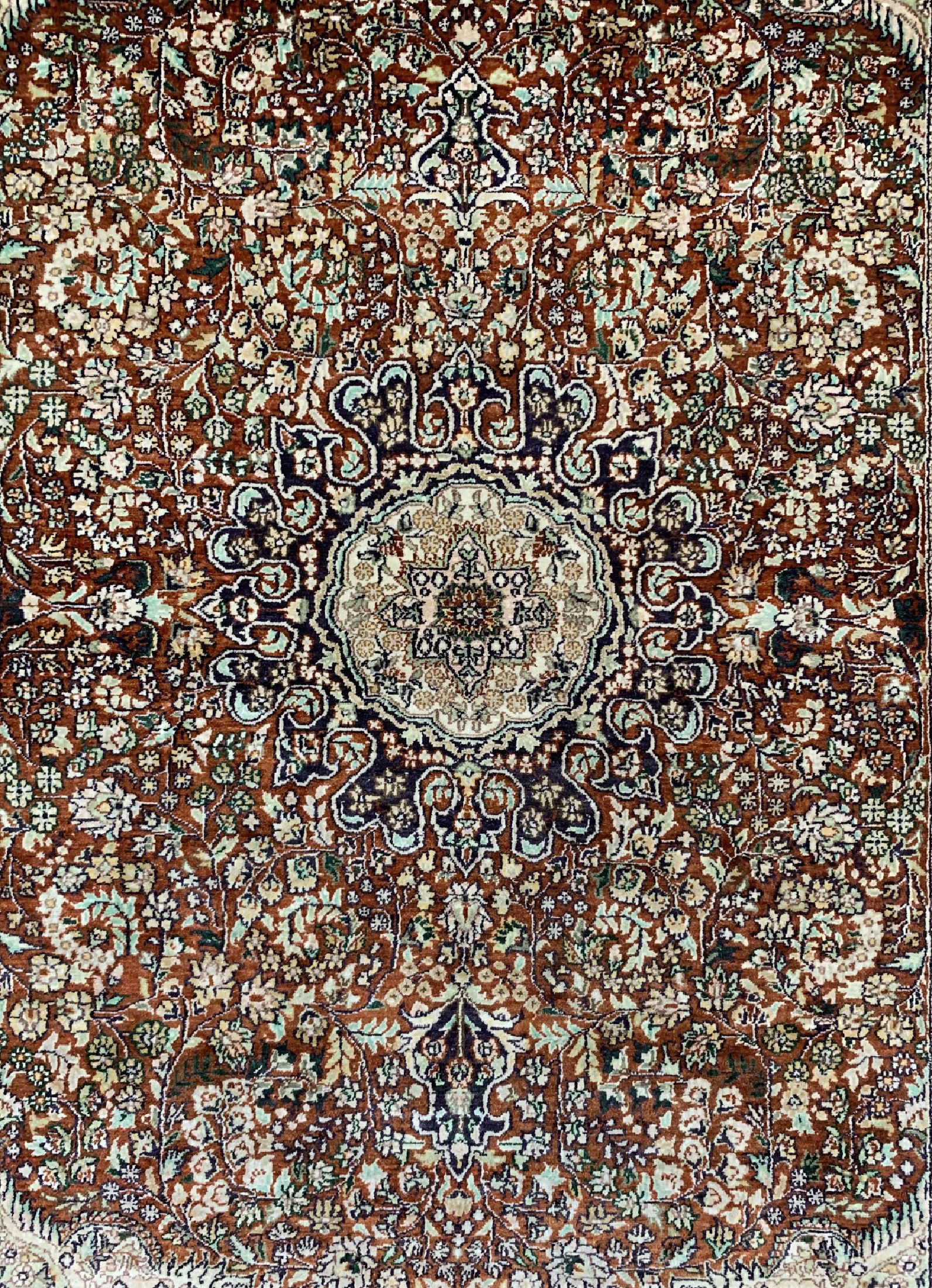 Detail c: Hereke Seide fein, China, ca. 40 Jahre, reine Naturseide, ca. 182 x 125 cm, ca. 1,0 Mio. Kn/qm, EHZ: 1-2
